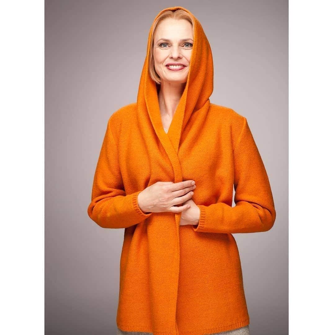 ティネスのインスタグラム：「Spring looks 🧡👀🌷 Swipe left to choose your favorite spring jacket or cape 😉 We knit various designs and you can customize your order with size and color. All of these models can be ordered in other colors. Check out color options on our website.   Order now and enjoy wearing in spring! 😍 WWW.TINES.LV WORLDWIDE SHIPPING」