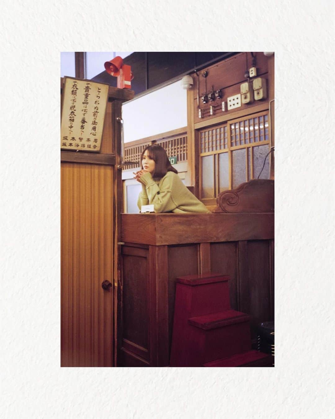 ルミネ北千住さんのインスタグラム写真 - (ルミネ北千住Instagram)「・ やっぱりこの街が好き #イーストトーキョーライフ ・ 下町の文化を残しながら、新しい風を発信している「イーストトーキョー」。そんなエリアに位置するルミネ北千住から、センス溢れる素敵なスポット情報をお届けします。お散歩ついでにぜひ立ち寄ってみてください。 ・ 入谷駅から徒歩3分。大通りを外れた細い道に現れたのは、築90年を超える銭湯をリノベーションしたカフェ「レボン快哉湯」。 ㅤㅤㅤㅤㅤㅤㅤㅤㅤㅤㅤㅤㅤ 老朽化により惜しまれつつも幕を閉じた銭湯が昨年、オーナーの想いを受け継ぎ、“記憶をつなぐカフェ”として生まれ変わりました。懐かしさと新しさが交差する、心地のいい空間に注目です。 ㅤㅤㅤㅤㅤㅤㅤㅤㅤㅤㅤㅤㅤ ガラスの引き戸を開けたら、下駄箱に靴をしまって店内へ。高い天井と中央の仕切りなど、脱衣所の名残を感じるカフェスペースでは、銭湯ならではの番台が迎えてくれます。座って記念撮影もできるので、思い出の一枚にいかがでしょう？ ㅤㅤㅤㅤㅤㅤㅤㅤㅤㅤㅤㅤㅤ 富士山の背景画を眺めながら、ぜひ堪能してほしいのが、自家焙煎珈琲と自家製アイスクリームのマリアージュ。アイスには小田原の農園から直接仕入れたフルーツを使用。バリスタが淹れる珈琲と一緒に味わうことで、美味しさが何倍にも引き立ちます。珈琲豆も販売しているので、添加物を一切使用していないマフィンと一緒におうちでカフェ気分を味わうのもオススメです。 ㅤㅤㅤㅤㅤㅤㅤㅤㅤㅤㅤㅤㅤ 銭湯から姿を変えた今でも、人々の心をあたため続けている「レボン快哉湯」。お散歩の合間に、ほっと一息癒されてみませんか？ ・ 〈スポット情報〉 レボン快哉湯 〒110-0004 東京都台東区下谷2-17-11 営業時間:12:00〜19:00 定休日:不定期 TEL.03-5808-9044 ・ #ルミネ北千住 #北千住 #lumine #東東京 #イーストトーキョー #下町 #入谷 #カフェ #cafe #銭湯 #レボン快哉湯 #rebonkaisaiyu #番台 #珈琲 #自家焙煎珈琲 #アイスクリーム #アイス #自家製アイス #バリスタ #テイクアウト #takeout #東京 #instagood #お散歩 #バリスタがいるカフェ #おとなの週末 #入谷グルメ #昔ながらの銭湯 #お待ちしてます」2月25日 18時43分 - lumine_kitasenju