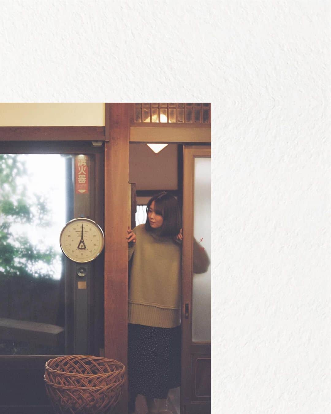ルミネ北千住さんのインスタグラム写真 - (ルミネ北千住Instagram)「・ やっぱりこの街が好き #イーストトーキョーライフ ・ 下町の文化を残しながら、新しい風を発信している「イーストトーキョー」。そんなエリアに位置するルミネ北千住から、センス溢れる素敵なスポット情報をお届けします。お散歩ついでにぜひ立ち寄ってみてください。 ・ 入谷駅から徒歩3分。大通りを外れた細い道に現れたのは、築90年を超える銭湯をリノベーションしたカフェ「レボン快哉湯」。 ㅤㅤㅤㅤㅤㅤㅤㅤㅤㅤㅤㅤㅤ 老朽化により惜しまれつつも幕を閉じた銭湯が昨年、オーナーの想いを受け継ぎ、“記憶をつなぐカフェ”として生まれ変わりました。懐かしさと新しさが交差する、心地のいい空間に注目です。 ㅤㅤㅤㅤㅤㅤㅤㅤㅤㅤㅤㅤㅤ ガラスの引き戸を開けたら、下駄箱に靴をしまって店内へ。高い天井と中央の仕切りなど、脱衣所の名残を感じるカフェスペースでは、銭湯ならではの番台が迎えてくれます。座って記念撮影もできるので、思い出の一枚にいかがでしょう？ ㅤㅤㅤㅤㅤㅤㅤㅤㅤㅤㅤㅤㅤ 富士山の背景画を眺めながら、ぜひ堪能してほしいのが、自家焙煎珈琲と自家製アイスクリームのマリアージュ。アイスには小田原の農園から直接仕入れたフルーツを使用。バリスタが淹れる珈琲と一緒に味わうことで、美味しさが何倍にも引き立ちます。珈琲豆も販売しているので、添加物を一切使用していないマフィンと一緒におうちでカフェ気分を味わうのもオススメです。 ㅤㅤㅤㅤㅤㅤㅤㅤㅤㅤㅤㅤㅤ 銭湯から姿を変えた今でも、人々の心をあたため続けている「レボン快哉湯」。お散歩の合間に、ほっと一息癒されてみませんか？ ・ 〈スポット情報〉 レボン快哉湯 〒110-0004 東京都台東区下谷2-17-11 営業時間:12:00〜19:00 定休日:不定期 TEL.03-5808-9044 ・ #ルミネ北千住 #北千住 #lumine #東東京 #イーストトーキョー #下町 #入谷 #カフェ #cafe #銭湯 #レボン快哉湯 #rebonkaisaiyu #番台 #珈琲 #自家焙煎珈琲 #アイスクリーム #アイス #自家製アイス #バリスタ #テイクアウト #takeout #東京 #instagood #お散歩 #バリスタがいるカフェ #おとなの週末 #入谷グルメ #昔ながらの銭湯 #お待ちしてます」2月25日 18時43分 - lumine_kitasenju