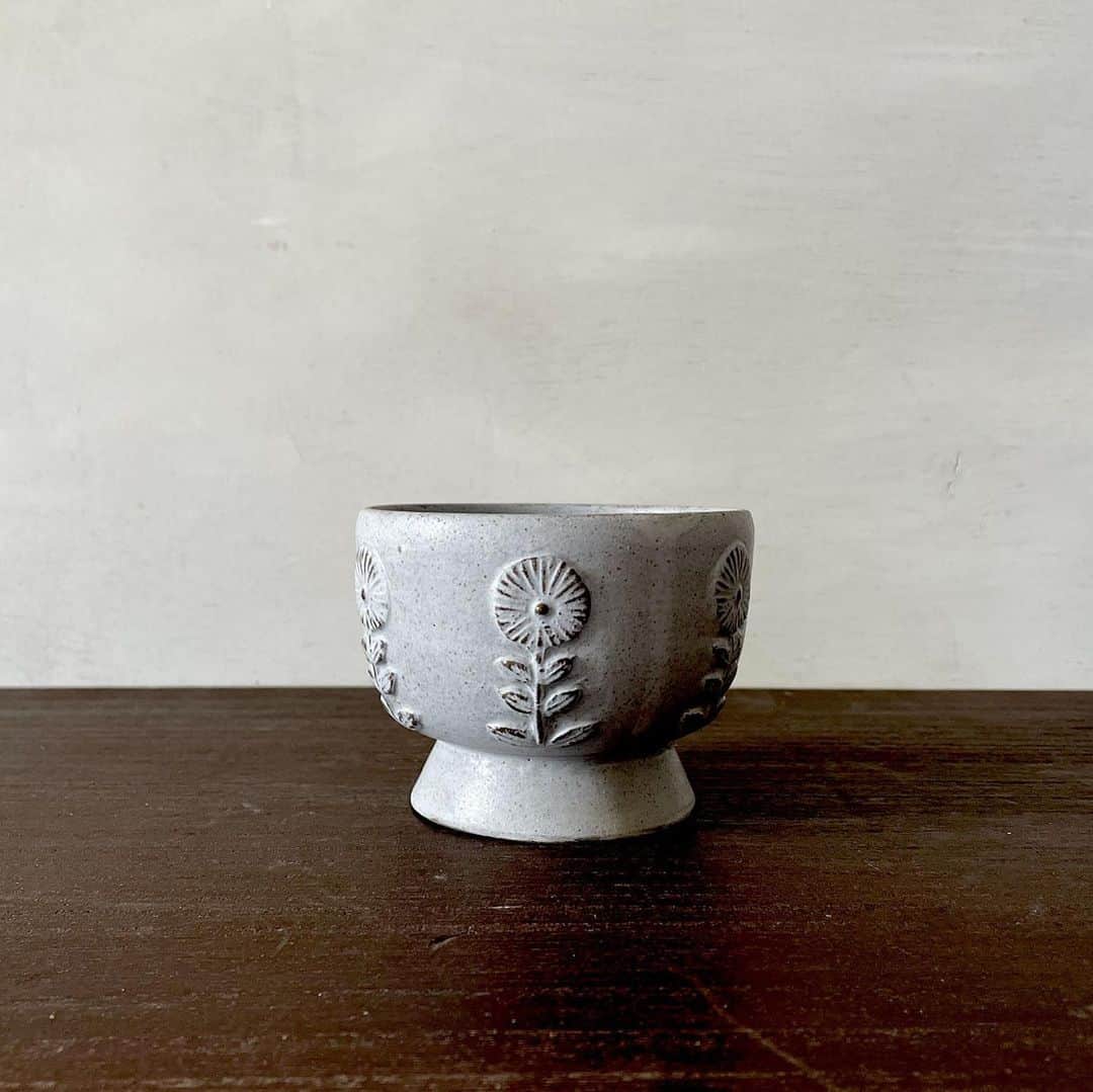 手紙社さんのインスタグラム写真 - (手紙社Instagram)「【とっておきの飲み物やデザートをお碗に入れてお楽しみください】﻿ 「fuji-gallery（@fuji.gallery）」の器に施された繊細な模様は、マットで味わい深い釉薬によって引き立てられます。今回新作で登場する『足付碗』は、花をモチーフに装飾された小さめのお碗。お茶やコーヒーなどの飲み物や、とっておきのデザートを入れてお楽しみください。﻿ ﻿ ▶︎販売されるアイテムを事前にチェックできる“プレビュー”開催中！　公式サイト「出展者一覧」の「ショップを見る」ボタンからアクセス！﻿ ﻿ ---------------------﻿ 【「手紙社のオンラインフェスティバル 紙博&陶博」開催概要】﻿ 会期：2021年3月1日（月）〜3月7日（日）　＊参加無料﻿ 会場：「手紙社のオンラインフェスティバル 紙博&陶博」公式サイト﻿ ﻿ ▶︎詳細は「@kamihaku2021」プロフィールのURLから！﻿ ﻿ ◎オンラインショッピング﻿ 定番アイテムだけでなく、新作やここだけの限定アイテムなど、出展者による渾身の作品がずらりと並びます。さらに“手紙社の部員”限定で、ひと足早くお買い物ができる先行販売を実施！﻿ プレビュー期間：2月25日（木）12:00〜2月27日（土）24:00﻿ 先行販売期間：2月28日（日）10:00〜24:00﻿ 一般販売期間：3月1日（月）12:00〜3月7日（日）24:00﻿ ﻿ ◎オンラインミーティング﻿ 制作のバックグラウンドや実際に販売する作品の紹介などを直接聞いたり見たりできるオンラインミーティング（番組）を、一部の出展者からお届けする予定！﻿ ﻿ ▶︎「手紙社の部員」について詳しくは、手紙社公式サイト→「部員ですけど、何か？」をチェック！﻿ ﻿ #手紙社#手紙舎#紙博#陶博#オンラインイベント#紙#イラスト#デザイン#印刷#活版#文房具#マステ#ハンコ#手紙#箱#雑貨#陶器#磁器#器#足付碗#釉薬﻿ #tegamisha#kamihaku#touhaku#paper#papercrafts#ceramics#pottery#handcraft#fujigallery」2月25日 18時54分 - tegamisha