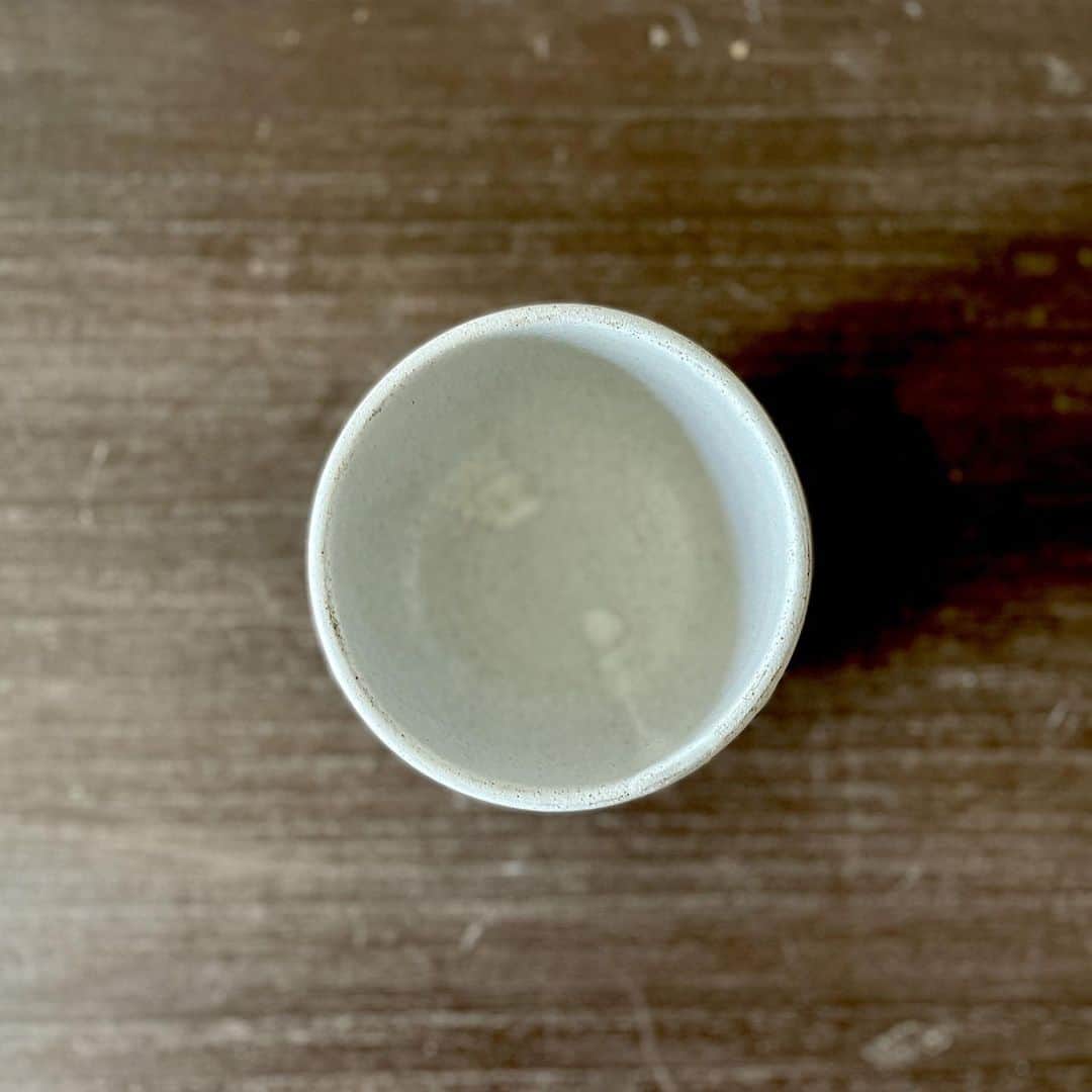 手紙社さんのインスタグラム写真 - (手紙社Instagram)「【とっておきの飲み物やデザートをお碗に入れてお楽しみください】﻿ 「fuji-gallery（@fuji.gallery）」の器に施された繊細な模様は、マットで味わい深い釉薬によって引き立てられます。今回新作で登場する『足付碗』は、花をモチーフに装飾された小さめのお碗。お茶やコーヒーなどの飲み物や、とっておきのデザートを入れてお楽しみください。﻿ ﻿ ▶︎販売されるアイテムを事前にチェックできる“プレビュー”開催中！　公式サイト「出展者一覧」の「ショップを見る」ボタンからアクセス！﻿ ﻿ ---------------------﻿ 【「手紙社のオンラインフェスティバル 紙博&陶博」開催概要】﻿ 会期：2021年3月1日（月）〜3月7日（日）　＊参加無料﻿ 会場：「手紙社のオンラインフェスティバル 紙博&陶博」公式サイト﻿ ﻿ ▶︎詳細は「@kamihaku2021」プロフィールのURLから！﻿ ﻿ ◎オンラインショッピング﻿ 定番アイテムだけでなく、新作やここだけの限定アイテムなど、出展者による渾身の作品がずらりと並びます。さらに“手紙社の部員”限定で、ひと足早くお買い物ができる先行販売を実施！﻿ プレビュー期間：2月25日（木）12:00〜2月27日（土）24:00﻿ 先行販売期間：2月28日（日）10:00〜24:00﻿ 一般販売期間：3月1日（月）12:00〜3月7日（日）24:00﻿ ﻿ ◎オンラインミーティング﻿ 制作のバックグラウンドや実際に販売する作品の紹介などを直接聞いたり見たりできるオンラインミーティング（番組）を、一部の出展者からお届けする予定！﻿ ﻿ ▶︎「手紙社の部員」について詳しくは、手紙社公式サイト→「部員ですけど、何か？」をチェック！﻿ ﻿ #手紙社#手紙舎#紙博#陶博#オンラインイベント#紙#イラスト#デザイン#印刷#活版#文房具#マステ#ハンコ#手紙#箱#雑貨#陶器#磁器#器#足付碗#釉薬﻿ #tegamisha#kamihaku#touhaku#paper#papercrafts#ceramics#pottery#handcraft#fujigallery」2月25日 18時54分 - tegamisha