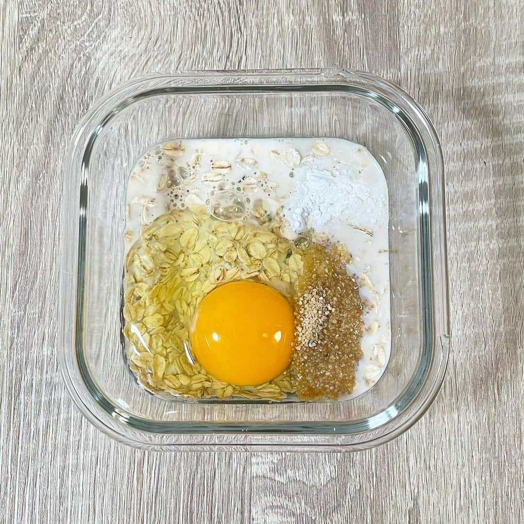 松本翔さんのインスタグラム写真 - (松本翔Instagram)「オートミールを存分に楽しむ毎日！﻿ そして、今回はスイーツ風に身体への栄養を🔥﻿ ﻿ —— #松本食堂 ——﻿ ﻿ 【 #ベイクドオートミール 🥧】﻿ ﻿ 作り方は👆のハッシュタグ見てくださいね！﻿ 色んな方がめちゃくちゃ美味しそうに作ってますし﻿ 僕も真似しながらオートミール毎日食べてます🙂﻿ *﻿ 甘い味付けのスイーツ感覚だけど身体には抜群‼️﻿ 僕の身体はオートミールと相性凄く良いので﻿ 朝も食べますし、試合の時も食べて整えてます◎﻿ *﻿ 好き嫌いがオートミールあると思うので﻿ 食べ方も千差万別で、これ！って言えないですが﻿ 何より自分の身体に合う物を普段から食べていこう👍﻿ ﻿ — 🧑🏼 ⓢ ㊹ 🍽 ———﻿ #オートミール #糖質オフスイーツ #ダイエットスイーツ #ベイクドケーキ﻿」2月25日 18時55分 - matsumotosho444