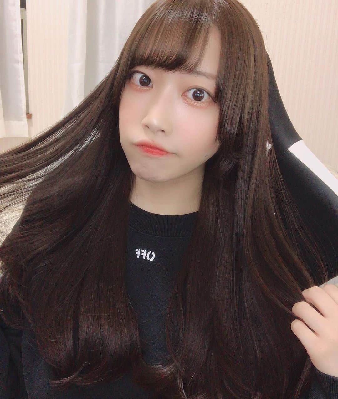 西井綾音のインスタグラム：「今年はInstagramの更新もがんばりたい。 髪を切って染めました＼＼\\٩( 'ω' )و //／／」