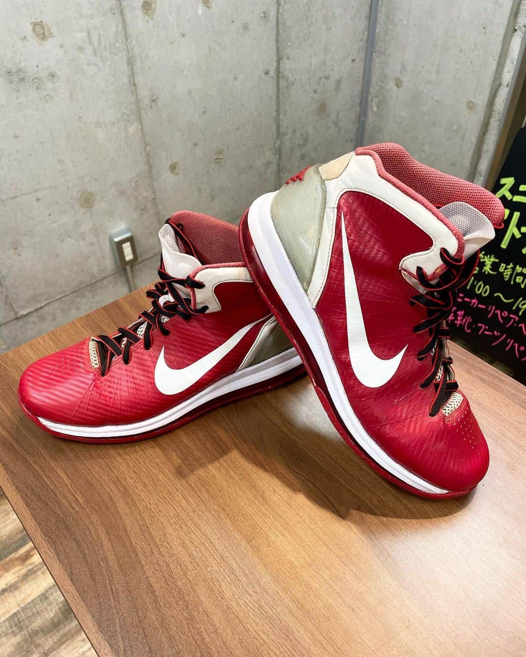 Sneaker At Randomのインスタグラム：「心斎橋の梅本です。 本日も多くのご来店がありました。 本当にありがとうございます！ 本日はair max hyperdunk 2011を再接着しました。 バスケファンとしてはハイパーダンクは名作ですよね！！^_^  ご依頼ありがとうございます！！  #ハイパーダンク#hyperdunk#アンジェラスペイント#Angelus Paint#スニーカー好き#スニーカーアトランダム #スニーカー #スニーカー修理 #修理職人 #市川 #本八幡 #大阪 #心斎橋#sneakeratrandom #sneaker #shoestagram #repair」