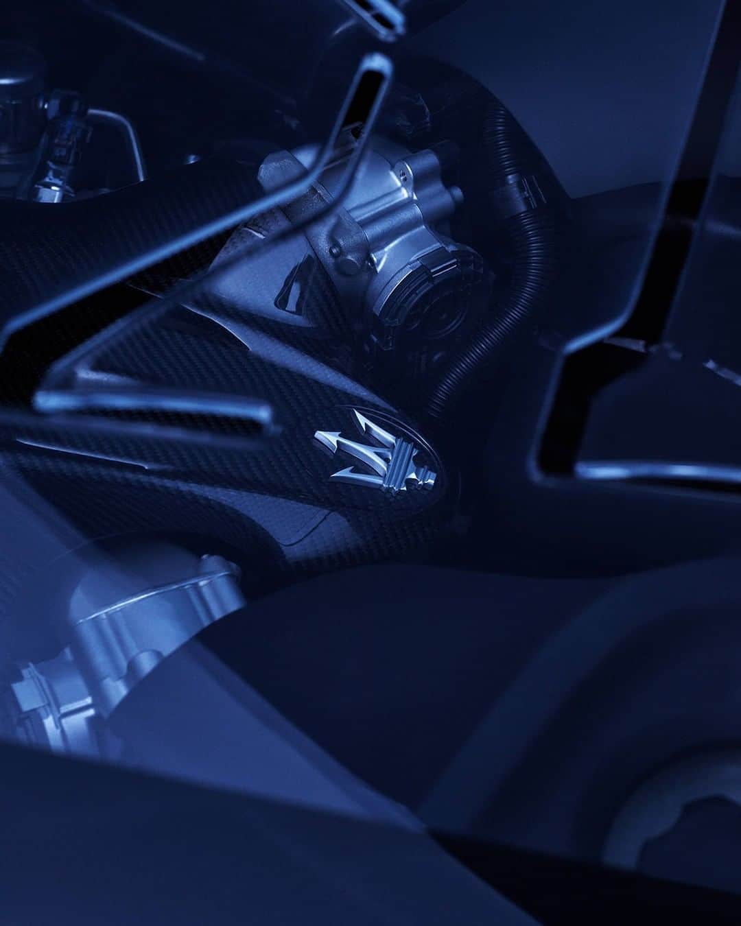 Maserati Japan | マセラティ ジャパンのインスタグラム：「At the heart of the MC20 lives Nettuno, the engine with racing derived technology marked by the Trident. MC20. The First of its Kind. https://www.maserati.com/jp/ja/models/mc20 #MaseratiMC20 #Maserati」