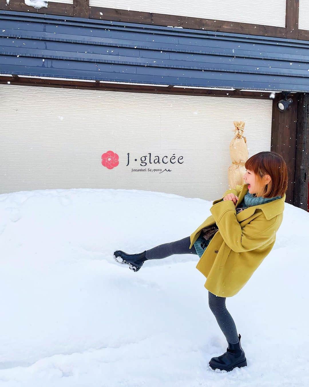近藤夏子さんのインスタグラム写真 - (近藤夏子Instagram)「雪の積もってる温泉街でみっけたカフェ @j.glacee 💕 お店の前の雪山に足入れたくなるよねぇ〜笑 私、寒いのは結構好きやねんなぁ❄️ 夏子のくせに。夏が大嫌い。笑 #jglacee #jglaceeのアップルパイ #jグラッセ　#定山渓温泉 #定山渓カフェ  #札幌 #札幌カフェ #温泉街」2月25日 18時50分 - kondonatsuko