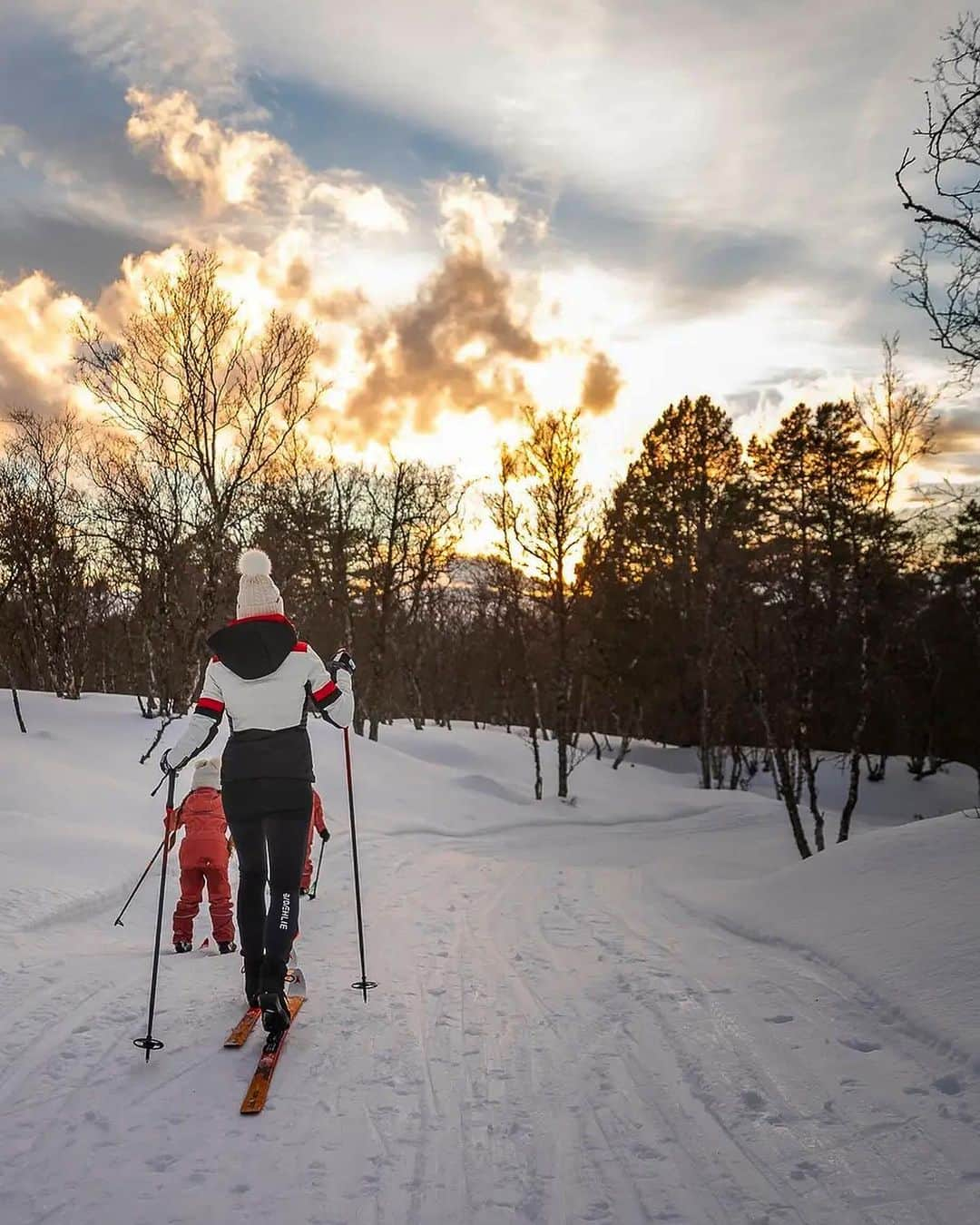 Caroline Berg Eriksenのインスタグラム：「Vinterferie med denne gjengen 🥰❄️🤍」