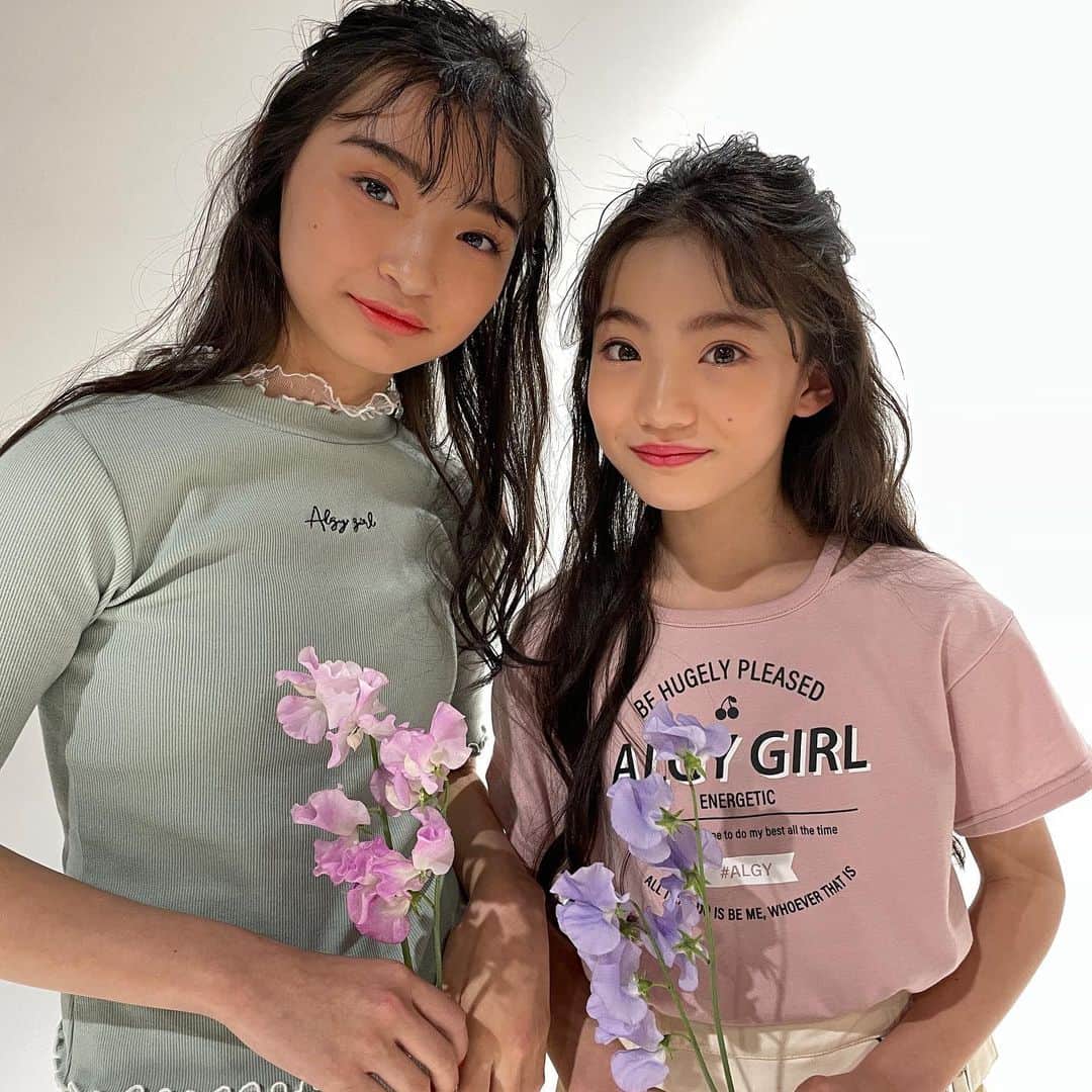 ニコ☆プチのインスタグラム：「お花持ってニッコニコ〜💐☺️  #ニコプチ #プチモ #大里菜桜 #滝口芽里衣  #星乃あんな #本多萌愛」