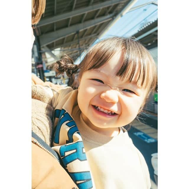 長谷川あやさんのインスタグラム写真 - (長谷川あやInstagram)「👩‍👧👩‍👧👩‍👧#mama#生後21ヶ月#1歳#赤ちゃんのいる生活#新米ママ#女の子ママ#小夏のいる生活 ・ ・ ・ 今日は娘と素敵な場所にお邪魔してきました👧👩‍🦰💓 ・ @saya_emori が さらーっと娘との写真を たくさん撮っていてくれて、、、！！ 2人での写真なんてなかなか撮れないので 宝物が増えたあああ😭🙏✨ ・ 子供連れにも優しいしとっても いい思い出になったので のちほどまた詳しくポストさせてください💛 ・ ・ ・ #よみうりランド#よみラン#HANABIYORI#ハナビリ#HANAあかり#ハナあかり#スタバ#スターバックス#starbucks#カフェ巡り#花のある暮らし#植物園#フラワーアレンジメン#子連れよみうりランド#子連れよみラン#子連れ旅行 @hanabiyori8717 @yomiuriland」2月25日 19時04分 - ayasuke_0516