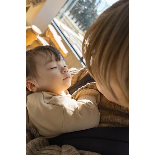 長谷川あやさんのインスタグラム写真 - (長谷川あやInstagram)「👩‍👧👩‍👧👩‍👧#mama#生後21ヶ月#1歳#赤ちゃんのいる生活#新米ママ#女の子ママ#小夏のいる生活 ・ ・ ・ 今日は娘と素敵な場所にお邪魔してきました👧👩‍🦰💓 ・ @saya_emori が さらーっと娘との写真を たくさん撮っていてくれて、、、！！ 2人での写真なんてなかなか撮れないので 宝物が増えたあああ😭🙏✨ ・ 子供連れにも優しいしとっても いい思い出になったので のちほどまた詳しくポストさせてください💛 ・ ・ ・ #よみうりランド#よみラン#HANABIYORI#ハナビリ#HANAあかり#ハナあかり#スタバ#スターバックス#starbucks#カフェ巡り#花のある暮らし#植物園#フラワーアレンジメン#子連れよみうりランド#子連れよみラン#子連れ旅行 @hanabiyori8717 @yomiuriland」2月25日 19時04分 - ayasuke_0516