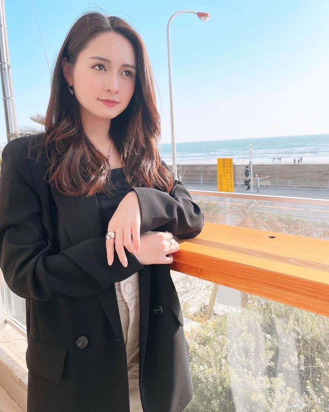 五十嵐みさのインスタグラム：「. イメチェンしたい今日この頃💭 髪型飽きたなー🥱 . #由比ヶ浜#湘南#鎌倉#七里ヶ浜#材木座#材木座テラス#カフェ#海#ビーチ」