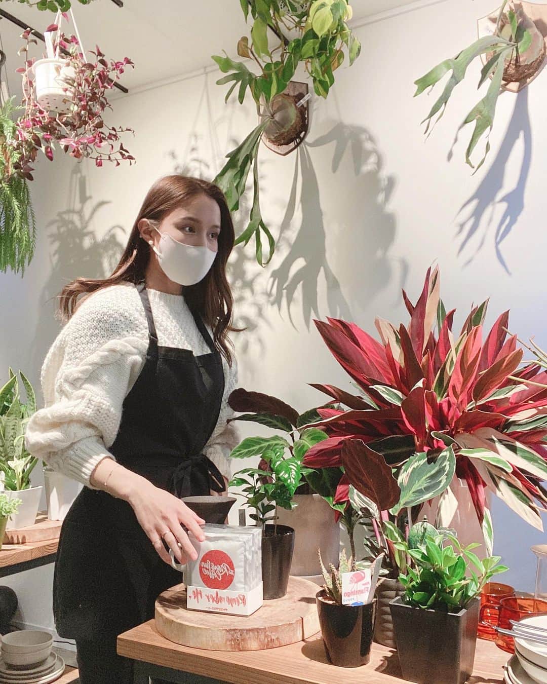 のインスタグラム：「今日もご来店下さったお客様、 ありがとうございました🥰🌿☕️ riendaの頃から知ってくださっている お客様にも会えて嬉しかったです🥰💕 明日は13時半〜16時半くらいまで私は不在です🌿 娘はお店で主人とお留守番👧 大丈夫かなぁ。。🥺  #LILY」