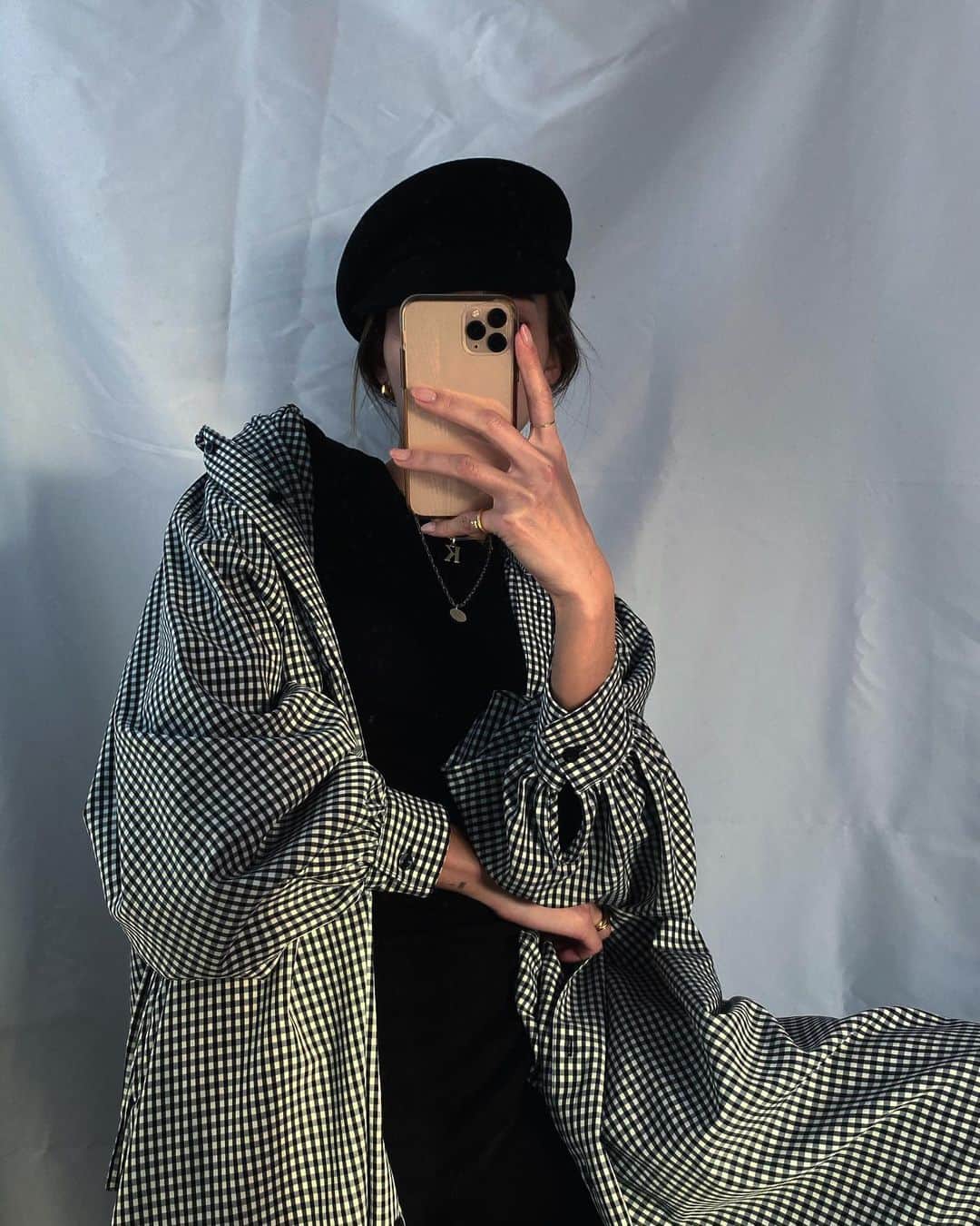 のインスタグラム：「🖤 . @akte_official のロンT 去年getして BlackとWhite 持ってるけどとても使える。 まじで使える。笑 何にでも合わせれる。←断言したいw 定番の形らしいから毎年出ると思う😆 . .  . このシャツワンピも AKTE 今年のだよ〜🤍 Blackと色違いで2つ持ってる☺️ ボタン閉めてるとワンピースとして 開けたら羽織になるよ✨ .  この日は羽織にしてた🧚🏽‍♀️  . . #ootd #outfit #fashion #coordinate #akte」