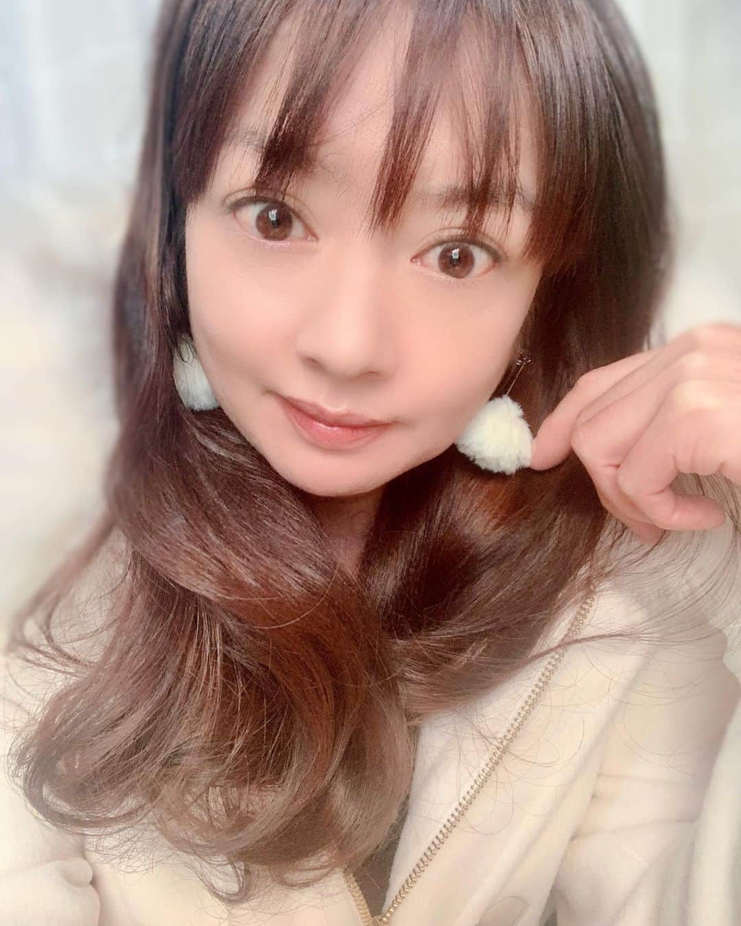 HANAのインスタグラム：「お疲れさまです｡・:＋°🙌  今朝も寒かったね～🥶洗濯物を干す手が凍るかと思った(´>∀<｀)ゝ  仕事の散歩も、行きは良かったけど帰り(夕方)は風が冷たくて🥶耳がちぎれるかと思った(´>∀<｀)ゝ  さてさて🙌今夜の突撃！HANA家の晩ご飯は…  白菜と豚バラのミルフィーユ鍋で～す🍲✨ 仕事だったので朝仕込んで行きました！  いつもメイン処しか載せないので🙌オカズそれだけ?!って思ってらっしゃる方もいると思うので😆  今日は特別…突撃！HANA家の冷蔵庫💙 作り置きした常備菜や、お惣菜、漬物etc…も常にあるよ～ε”ε”ε”(ﾉ* •ω• )ﾉ  なんせ我が家は3世代👵👨🏻👧🏻👦🏻👦🏻同居ですから😂  ちなみに冷蔵庫の上二段はお義母さまの陣地ね～🤣🙌(なので今回は写してません💦)  と…まぁ、色々ありますが🙌本日もお疲れさまでした😚︎💕︎  #おうちごはん#アラフィフ#アラフィフ女子#大人女子#大人可愛い#セルフポートレート#46歳#40代#40代女子#40代ママ#ワーキングママ#熟女#美魔女#섹시#미인#age46#smile#japanese#beauty#fashion#hairstyle#japanesebeauty#followme#selfie#instagramers#instagood」