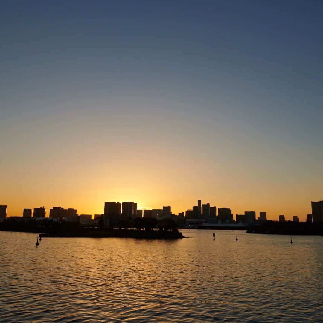 アクアシティお台場/AQUA CiTY ODAIBAさんのインスタグラム写真 - (アクアシティお台場/AQUA CiTY ODAIBAInstagram)「・ 【お台場さんぽ】 ・ ゆっくり穏やかに日が暮れていくアクアシティお台場。ビル群に沈んでいく夕陽を眺めながら、海風を感じてほっと一息。 ・ アクアシティお台場 @aquacity_odaiba_official ・ #アクアシティお台場 #お台場散歩 #東京散歩 #お台場景色 #お台場風景 #景色 #風景 #風景写真 #景観 #空 #青空 #海 #お台場観光 #レインボーブリッジ #raibowbridge #東京タワー #tokyotower #自由の女神 #thestatueofliberty #お台場デート #aquacityodaiba #お台場 #アクアシティ #東京リゾー島 #odaiba #aquacity #台場 #daiba #tokyo #japan」2月25日 19時00分 - aquacity_odaiba_official