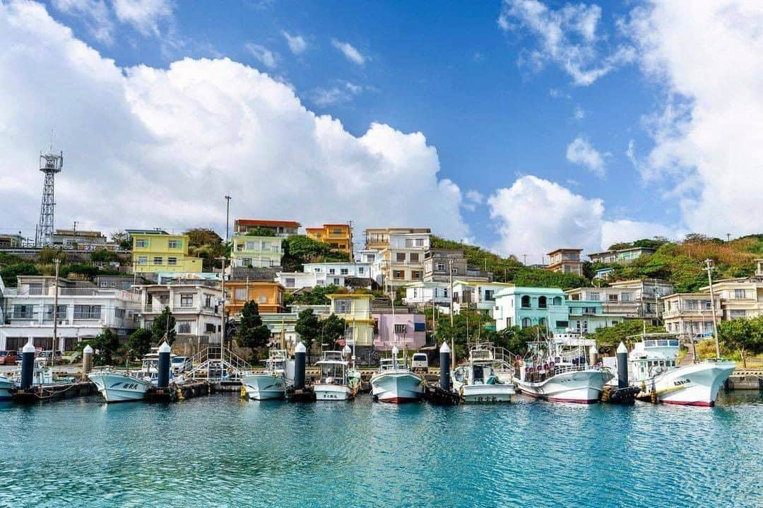 Be.okinawaさんのインスタグラム写真 - (Be.okinawaInstagram)「The alleys lined with houses on the slopes of small hills are like scenes from a foreign country.  📍: Sarahama Port, Irabu Island 📷: @wataooo Thank you very much for your wonderful photos!  Until 2015 when Irabu Island and Miyako Island were connected by a bridge, ships made numerous round trips to Sarahama Port daily. It has become a fishing port known as a bonito fishing mecca, and you can taste fresh fish on the island!  Tag your own photos from your past memories in Okinawa with #visitokinawa / #beokinawa to give us permission to repost!  #irabuisland #miyakoislands #sarahamaport #伊良部島 #宮古 #佐良浜港 #이라부섬 #port #fishingport #fishermantown #japan #travelgram #instatravel #okinawa #doyoutravel #japan_of_insta #passportready #japantrip #traveldestination #okinawajapan #okinawatrip #沖縄 #沖繩 #오키나와 #旅行 #여행 #打卡 #여행스타그램」2月25日 19時00分 - visitokinawajapan