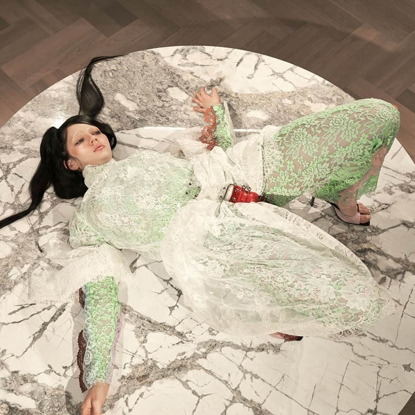 スタースタイリングのインスタグラム：「“Overchill”DACH Showroom Editorial in German Vogue... photography @sylv_zed  styling @disorderlydesires  talent @reyna_deyna  rendering @crosslucid  copyright @voguegermany  @dachshowroom #starstyling #voguegermany #editorial #marbletable #gerüst #fringesshoes  #dachshowroom」