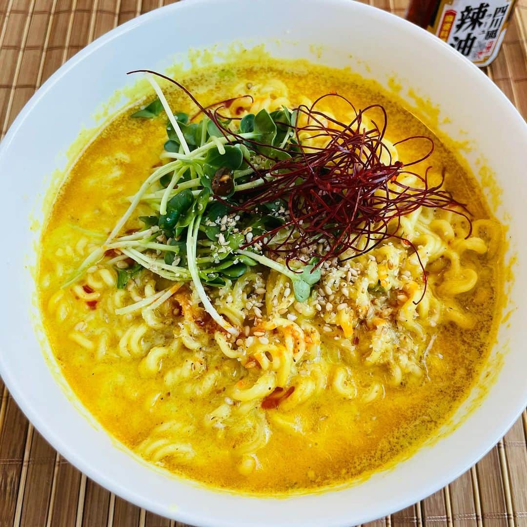 一条もんこさんのインスタグラム写真 - (一条もんこInstagram)「塩ラーメンアレンジde 絶品カレーラーメン。  カレー粉大さじ1 バター大さじ1 潰したにんにく1片 水300cc 牛乳200ccを鍋に入れて加熱し沸騰したら3分煮て、 乾麺と付属のスープ、すりゴマを入れてさらに3分煮るだけ。  スパイシーなコク旨カレースープの完成‼︎ お好みでラー油をひとふり♪ #カレー#curry#レシピ#簡単レシピ#カレー粉#カレーパウダー#塩ラーメン#アレンジ#アレンジ料理#簡単料理#スパイス#スパイシー#ラーメン#おうちごはん#カレー粉有効活用#一条もんこ」2月25日 19時03分 - monko1215