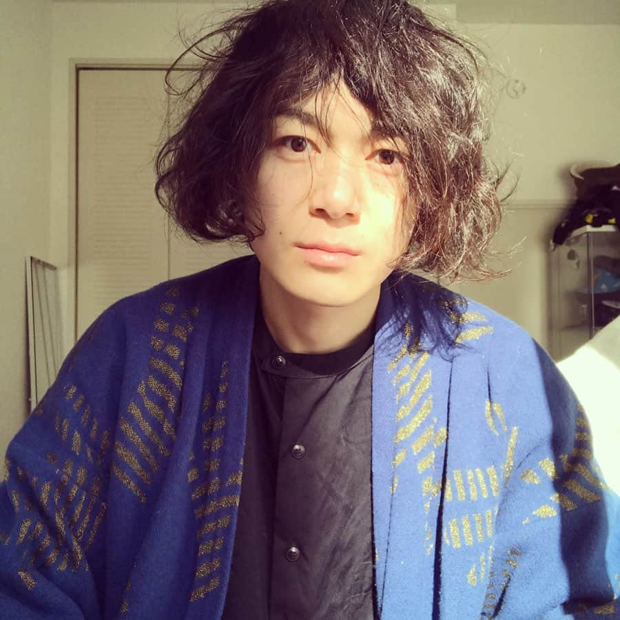 スーパー3助さんのインスタグラム写真 - (スーパー3助Instagram)「孤独の私服  #大阪の古着屋で買ったガウンのようなカーディガン  #高円寺の古着屋で買った巨大シャツ  #日光浴  #にゃんこスター  #スーパー３助  #孤独のおじさん」2月25日 19時03分 - super3suke_nyankostar