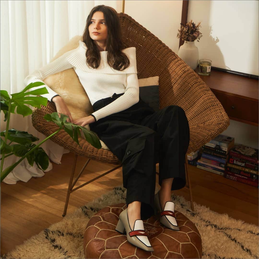CHARLES & KEITHさんのインスタグラム写真 - (CHARLES & KEITHInstagram)「These penny loafer pumps feature a hint of red that will add an eye-catching pop of colour to your ensemble.  Tap to shop now.  #CharlesKeithSS21 #CharlesKeithOfficial  Product featured:  Penny loafer pumps」2月25日 19時09分 - charleskeithofficial