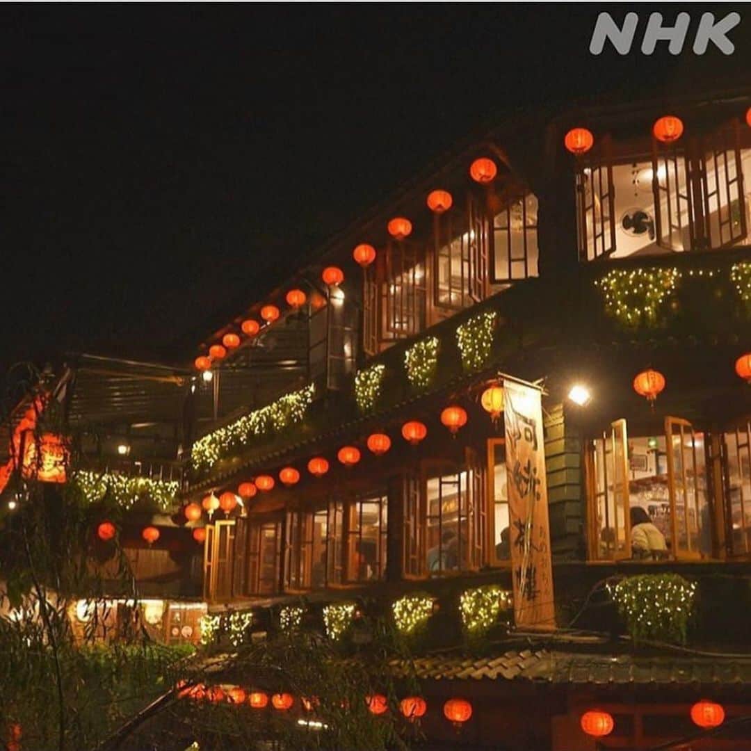 NHK「世界はほしいモノにあふれてる」さんのインスタグラム写真 - (NHK「世界はほしいモノにあふれてる」Instagram)「✨美しい景色、グルメ、想いのこもった手仕事に出会う 台湾への旅✨  🍀夜景の美しい街 九份 (きゅうふん)🍀  台北から車で1時間ほどの街。  昼間は、海を臨む景色が眼下に広がるテラスがあり 夜はこんなノスタルジックな雰囲気を味わえます。 映画の舞台にもなった、人気スポット。  そしてもちろん台湾グルメも！ もちもち大好き #鈴木亮平 さんも大好きなスイーツ。 食べている現地の方々の笑顔も最高！ 　 番組後半は、 長い歴史と伝統の技を受け継ぐ人々に出会います。  植物から糸をつくり、染め、織り上げる織物。 ご先祖への願いがこめられたモチーフ。  愛の物語が秘められた刺繍の技。 大人になる女性に贈られた品。 #JUJU さんは、それをいただいたときの想いに 深く想像をめぐらせていました。  そして・・・MCの淡い恋のお話しも。 まさかのモノマネも！？(最高です) 最後の最後まで目が離せません😆  せかほし 台湾へ、 今夜もわくわくの心の旅をご一緒に✈️   #nhk #22時30分　 #せかほし　 #世界はほしいモノにあふれてる #鈴木亮平 #JUJU  #神尾晋一郎 #sekastagram    #台湾 #台湾好きとつながりたい #台湾グルメ #台湾料理  #九份   #もちもちスイーツ  #スイーツ  #夜景  #猫もいます   #草木染め  #織物　 #愛の物語 #刺繍   #旅を続けよう  #せかほしと旅を一緒に」2月25日 19時10分 - nhk_sekahoshi
