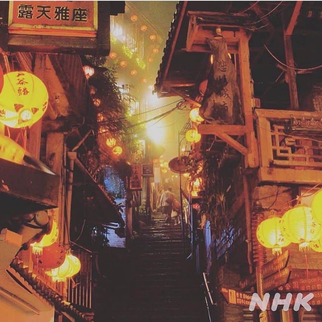 NHK「世界はほしいモノにあふれてる」さんのインスタグラム写真 - (NHK「世界はほしいモノにあふれてる」Instagram)「✨美しい景色、グルメ、想いのこもった手仕事に出会う 台湾への旅✨  🍀夜景の美しい街 九份 (きゅうふん)🍀  台北から車で1時間ほどの街。  昼間は、海を臨む景色が眼下に広がるテラスがあり 夜はこんなノスタルジックな雰囲気を味わえます。 映画の舞台にもなった、人気スポット。  そしてもちろん台湾グルメも！ もちもち大好き #鈴木亮平 さんも大好きなスイーツ。 食べている現地の方々の笑顔も最高！ 　 番組後半は、 長い歴史と伝統の技を受け継ぐ人々に出会います。  植物から糸をつくり、染め、織り上げる織物。 ご先祖への願いがこめられたモチーフ。  愛の物語が秘められた刺繍の技。 大人になる女性に贈られた品。 #JUJU さんは、それをいただいたときの想いに 深く想像をめぐらせていました。  そして・・・MCの淡い恋のお話しも。 まさかのモノマネも！？(最高です) 最後の最後まで目が離せません😆  せかほし 台湾へ、 今夜もわくわくの心の旅をご一緒に✈️   #nhk #22時30分　 #せかほし　 #世界はほしいモノにあふれてる #鈴木亮平 #JUJU  #神尾晋一郎 #sekastagram    #台湾 #台湾好きとつながりたい #台湾グルメ #台湾料理  #九份   #もちもちスイーツ  #スイーツ  #夜景  #猫もいます   #草木染め  #織物　 #愛の物語 #刺繍   #旅を続けよう  #せかほしと旅を一緒に」2月25日 19時10分 - nhk_sekahoshi
