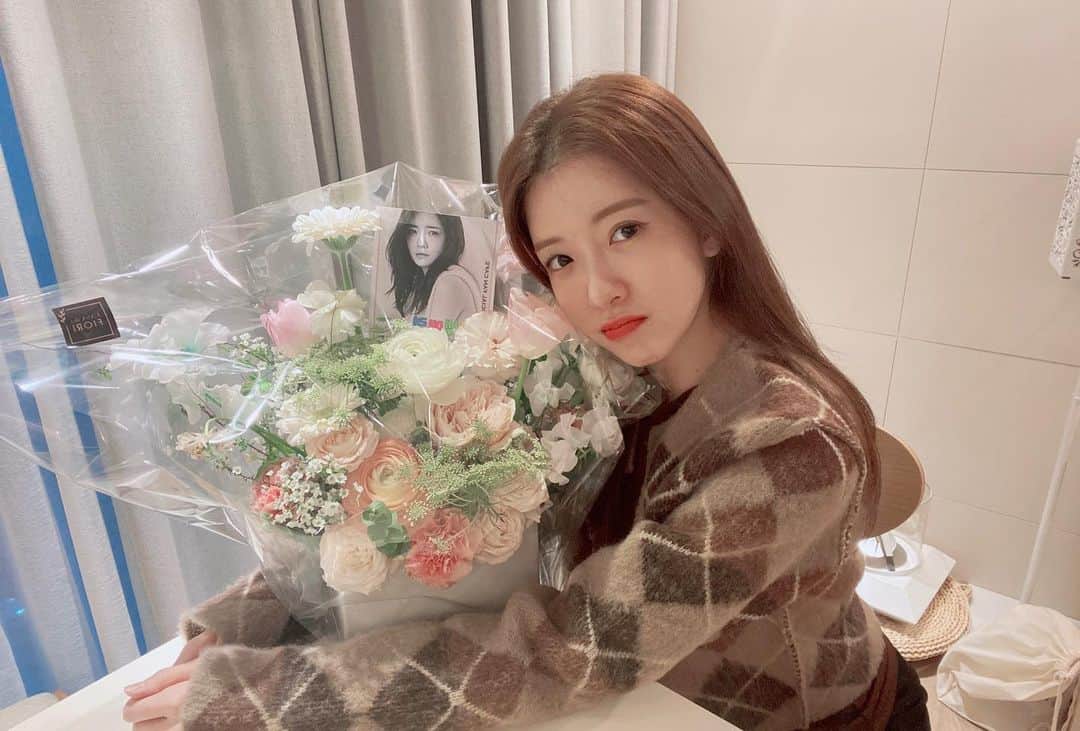 チョン・インソンのインスタグラム：「꽃 받았으니까- 꽃 같은 밤 . 어딘가에, 샤이인선🌬」