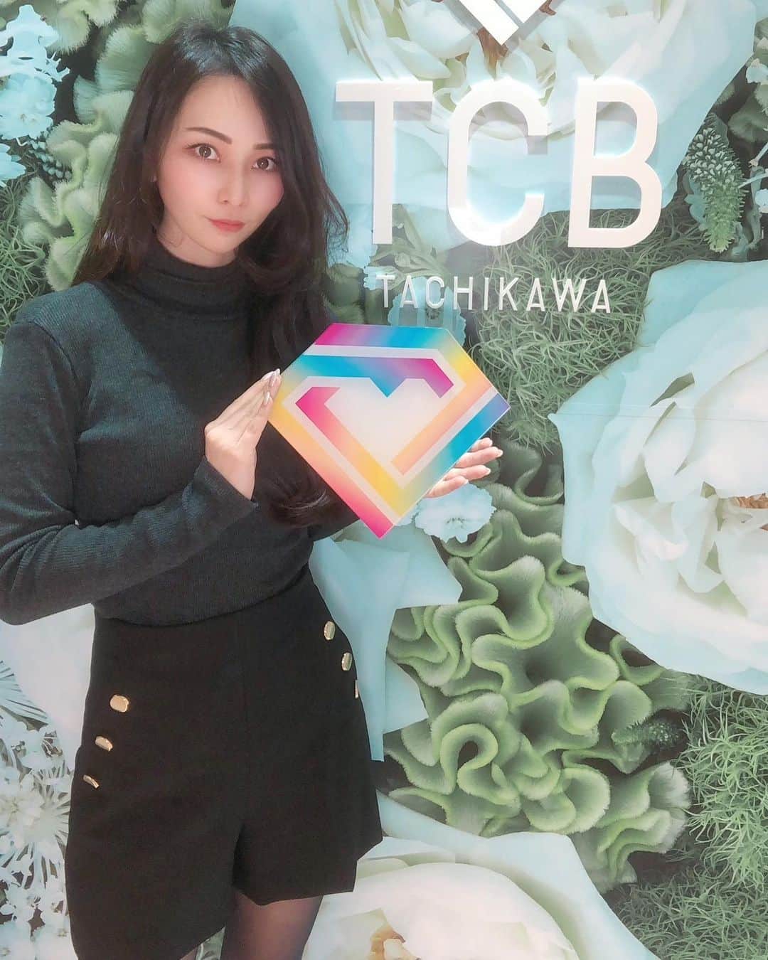 SHIZUのインスタグラム：「今日はTCB式ヒアルロン酸豊胸の1ヶ月目の経過観察で東京中央美容外科立川院 @tcb_tachikawa に来ました。﻿ ﻿ 今日まで特に問題がなく順調❤️﻿ ﻿ 先生や看護師さんが﻿ 逐一変化ないですか？気になることありますか？﻿ って気にかけてくれるからちょっとでも﻿ 気になることあったらすぐ相談に乗ってくれました！﻿ ﻿ 強いて言えば﻿ 今回溶ける糸を使ってたのだけど﻿ "糸っぽいのがあるんです"って言ったら﻿ すぐ気になるなら抜糸しようと言ってくれました！﻿ 結果 糸ではなくて、術後のボンドが普通に瘡蓋で固まってたもので、勘違いで済んだ笑﻿ ﻿ 普通にサクッと秒で取ってもらった笑﻿ ﻿ 自分でどうにかしようとすると﻿ なんかあったら危ないし、﻿ 伝えられたから気持ちもスッキリ🥺﻿ とても素敵な環境で安心できる美容外科さん！﻿ ﻿ 麻酔も全部抜けて最初の張りも﻿ 無くなって柔らかくなったよ🥺﻿ ﻿ 左右差無いの幸せ。﻿ 下着選びも服選びも楽しい🤭❤️﻿ ﻿ カウンセリングは無料なので﻿ @tcb_iso 磯村先生に気軽にDMしてみてー！﻿ ﻿ ﻿ #東京中央美容外科立川院﻿ #磯村亮輔﻿ #TCB式ヒアルロン酸豊胸﻿ #バストアップ ﻿ #豊胸なら磯村亮輔﻿ #谷間　#水着　#ドレス　#豊胸　#PR﻿ #豊胸ならTCB東京中央美容外科﻿ #美容整形ならTCB東京中央美容外科﻿ #東京中央美容外科　#美容外科　#立川﻿」