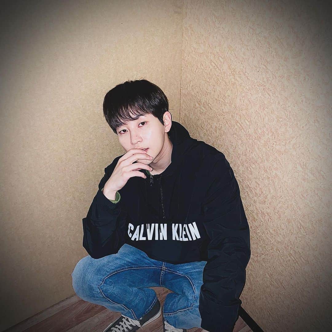 DINDINのインスタグラム：「라비가 알려준 느낌으로 찍은 사진들 😂 라비 느낌 물씬 😂  #광고 #calvinkleinperformance #캘빈클라인퍼포먼스 #딘딘 @calvinklein」
