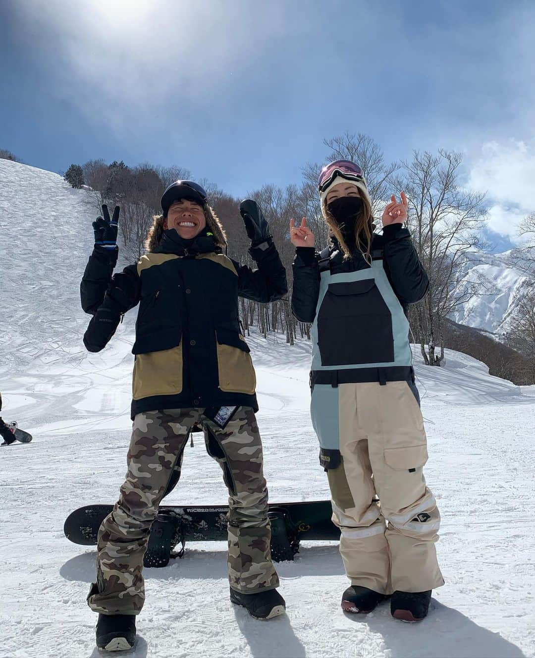 大江光のインスタグラム：「Hakuba47🌲 with my cousin. @hirotake.o  . . . さすがに私のお下がりWOMENSパンツは 可哀想なので、春から北海道勤務のお祝いに、 MENSパンツを贈りたいと思います。👖  ((ベンチレーションあけないと履けないらしい…😂)) . . . #burton #oakley #Hakuba47 #スノーボード女子 #日本を滑ろう」