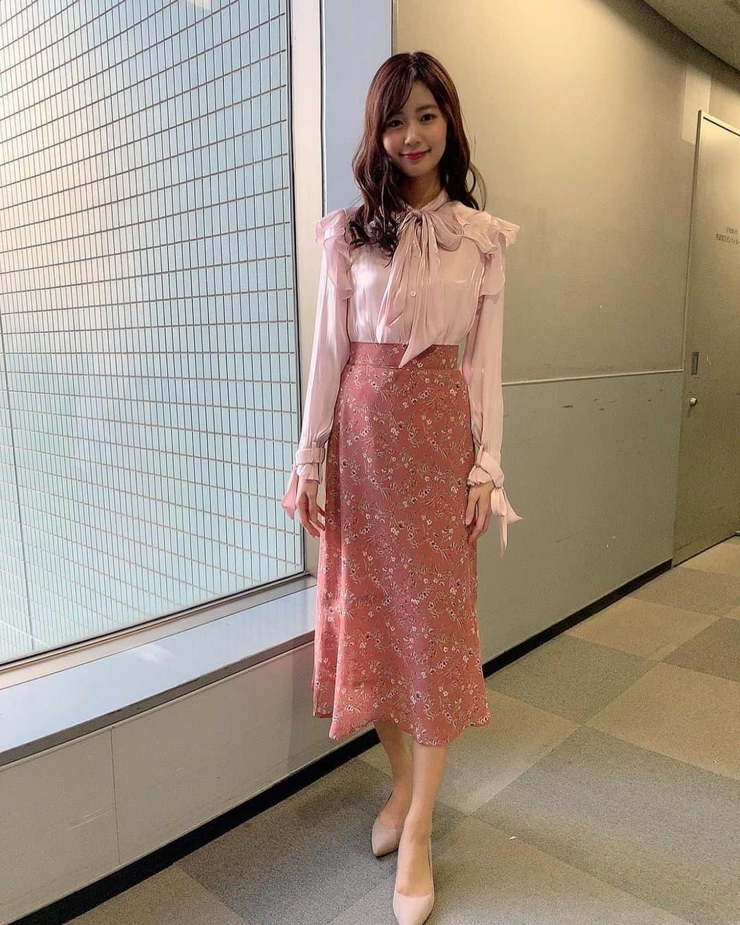 杉浦みずきのインスタグラム：「. 最近の衣装💓 1.2枚目  ブラウス　@adelly.tokyo  スカート　@tocco_closet  3枚目  ブラウス、スカート @andemiu_official ・ ・ #衣装　#アナウンサー　#サンデーモーニング」