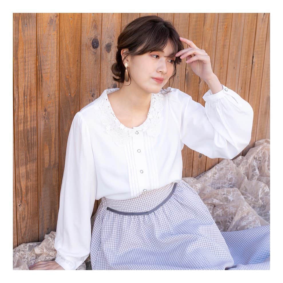 LEBECCA boutique Vintageのインスタグラム：「.﻿ Coming Soon 🌼﻿ ﻿ ギャザーにより丸みを帯びた肩のデザイン、細かなタック、くるみボタンなど愛らしいディティールが目を惹きます。﻿ ﻿ ﻿ ﻿ #LEBECCAboutique」