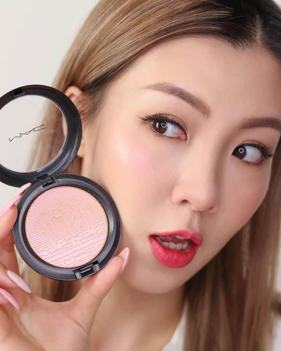M·A·C Cosmetics Hong Kongさんのインスタグラム写真 - (M·A·C Cosmetics Hong KongInstagram)「《光透亮美妝天書 - 初春綻放仙女粉光》 人間芭比最愛嘅超立體光影粉餅 #ShowGold 色系，淺金同時帶一點粉紅光澤，最襯春櫻季節🌸 以C字手法，由眼側輕刷至蘋果肌，面部輪廓瞬間飽滿，皮膚質感加晒分！ 一刷綻放櫻花女神光澤，一舉一動都亮麗動人✨  由即日起到28/2，到M·A·C 香港門市選購任何3件產品（必須包括最少一件面部底妝），即可獲得全單7折！立即叫埋愛美閨蜜一齊為化妝袋轉季啦！  Product featured: Extra Dimension Skinfinish 超立體光影粉餅 in Show Gold - HK$320 #戀愛光底妝 #MACHongKong  Regram from @Hiddie  [The High-Shine Makeup Guide: The Glow Factor in Spring!] Get the cherry-blossom-fresh look with Lisa's favourite Extra Dimension Skinfinish in Show Gold! Perfect for Sakura seasons, thanks to its pink undertone with a subtle hint of gold 🌸 Apply the higlighter in a "C" shape, starting from your brows down to your cheekbones, to layer on a romantic luminosity and achieve a fresh, radiant look ✨  From today till Feb 28, enjoy 30% off upon purchasing 3 or more products (must include at least 1 face product)! Tag your BFFs below to change your vanity makeup goodies together!」2月25日 19時15分 - maccosmeticshk