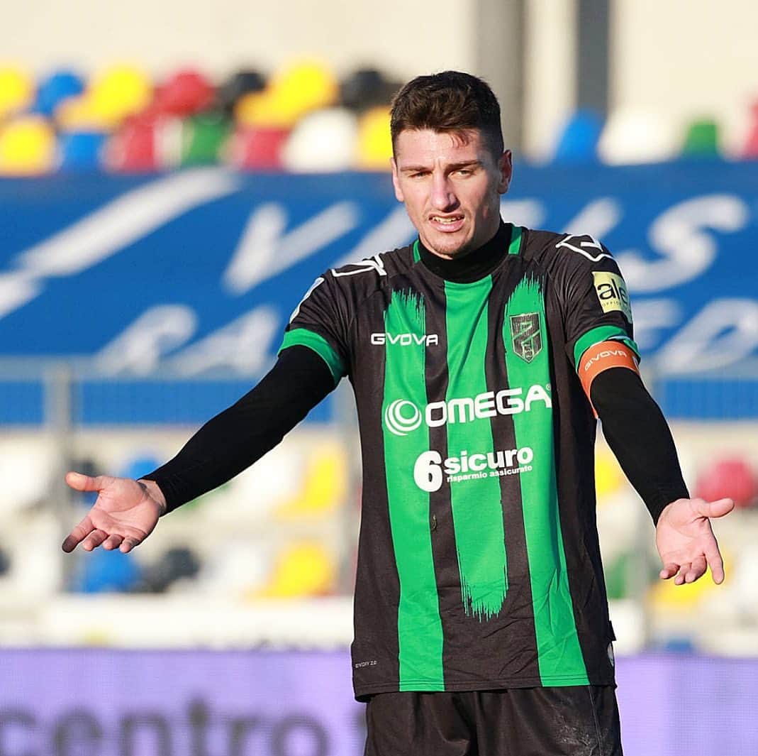 ミケーレ・カンポレーゼのインスタグラム：「In certi momenti ci vuole uno spirito di sacrificio in più . Avanti ramarri 🦎 💚🖤 #Pordenonecalcio#MC31」