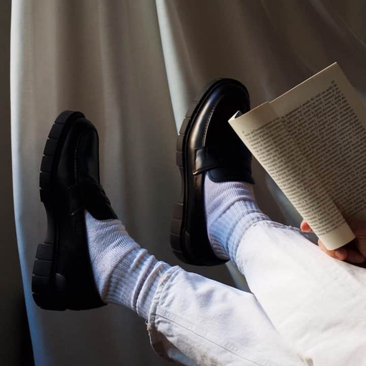 カーシューさんのインスタグラム写真 - (カーシューInstagram)「Dedicate some time to yourself and enjoy the tranquility. @erosluca is sitting back and enjoying the moment in his new moccasins from the #CarShoeBlock collection. #CarShoeCrew」2月25日 19時30分 - carshoe