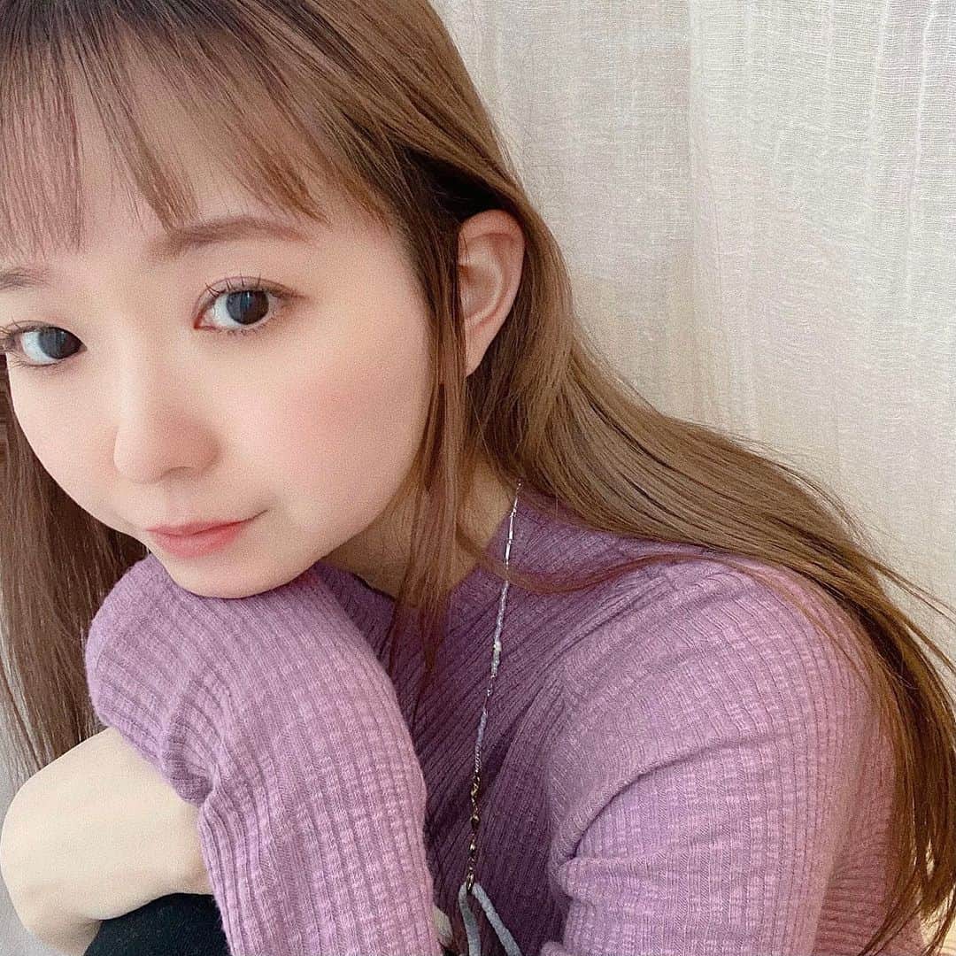 makoのインスタグラム：「*﻿ クレイ(泥)を使ったヘッドスパをやりに行ってきたよ🌼﻿ ﻿ 施術前後にスコープで頭皮の状態を見てくれるんだけど、、、全然違った🥲🙌🏻﻿ 綺麗になってて感動🥺﻿ ﻿ ネイリストだから首の負担が相当かかってるみたい💀 疲れも取れたし目もスッキリして、 髪が根本からサラサラになった🌼﻿ 中目黒だからまた行こっと🌷﻿ ﻿ 店内がお洒落で日当たり良くて ﻿かなりタイプだった！！♡﻿ ﻿ ﻿ まつ毛は安定の @homeharajuku  @ayaka_tdpl にお任せ👀🤍﻿ 今回は細くして量を増やしたよ♡﻿ モチが良すぎるから、つい行くの忘れちゃう😗﻿ いつもありがとー♡﻿ ﻿ めっちゃ加工してるのは🙂🙏🏻ww﻿ #ヘッドスパ #中目黒 #マツエク #中目黒サロン」