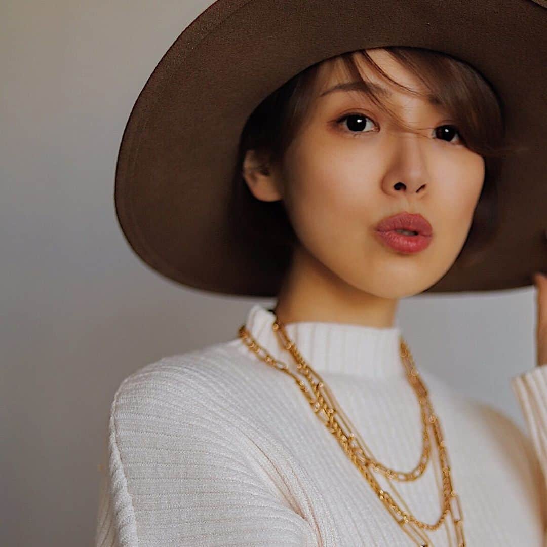 小松あやのインスタグラム：「. 簡単🤝前髪の作り方 　 　 いつもめっちゃタメになる美容情報を 発信されてる @uka_makihoshina さん🙌🏽✨ 　 先日彼女のインスタ動画で、 【切らずにつくる短い前髪】ってのを見て、 早速チャレンジしてみました🤩 　 うんうん、めっちゃ簡単にできた🙏 この春ハマっちゃいそうだなーこれ！ しかし帽子は必須です😂❤️笑 　 どうやってるのかは、 @uka_makihoshina さんのインスタを ぜひぜひチェックしてみてくださいな🥰 　 　 #前髪 #前髪アレンジ #帽子コーデ #ハットコーデ #帽子好き #つばひろハット #女優帽 #前髪デビュー #似合う前髪 #ショートカット女子 #ショートカットアレンジ #サロンモデル #簡単ヘアアレンジが好き」
