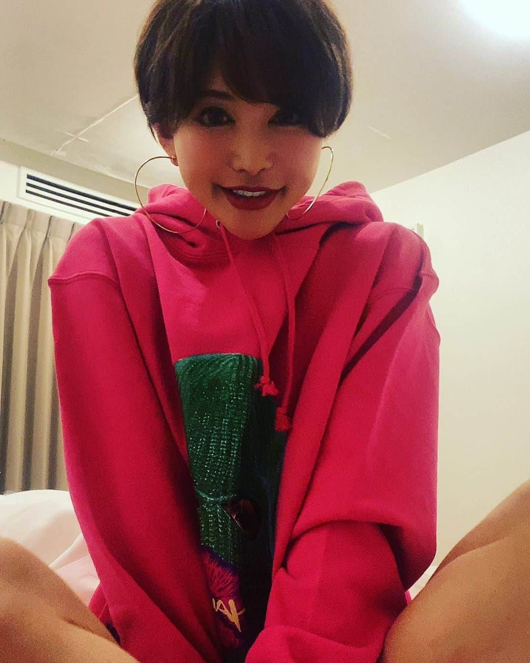 里美ゆりあのインスタグラム：「今宵は❤  #hiphop  #ラッパー #japan  #私は #素人ラッパー #さとみん #登場 #笑 #里美ゆりあ」