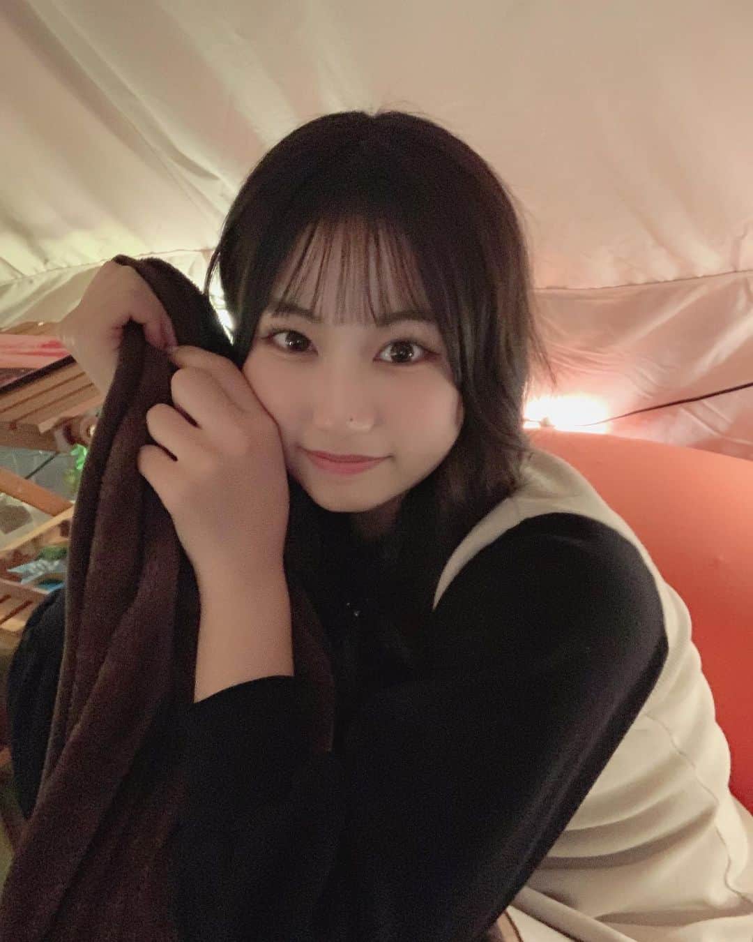 宮丸くるみのインスタグラム：「グランピング( ¨̮ )  ・ ・ ・  #リリバリ #lilyofthevalley #idol #アイドル #グランピング #18歳 #ぱっつん前髪 #シースルー前髪 #ロングヘア #巻き髪」