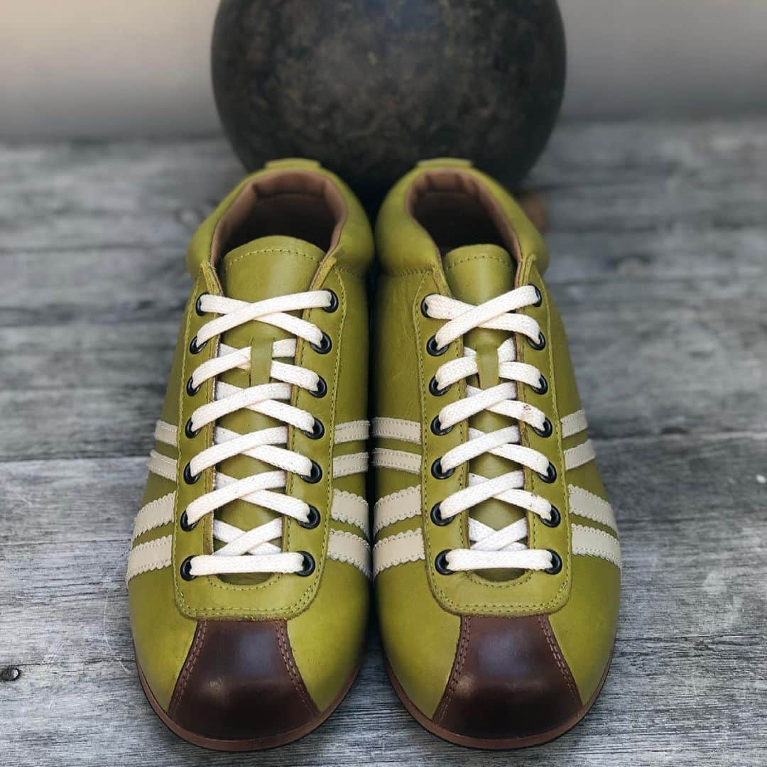 ツェハさんのインスタグラム写真 - (ツェハInstagram)「Der #Liga eines der ersten zwei Modelle der Zeha Berlin Marke - ist ein alter #Fußballschuh aus den 50er Jahren aus hochwertigem #Leder. Der Schuh ist mit geschmeidigem Kalbsleder gefüttert und auch das Oberleder besteht komplett aus #Kalbsleder, das durch individuell verarbeitete Veredelungsprozesse vervollständigt wurde. Merkmale des Modells sind: die klassische 7-Loch-Schnürung mit logogeprägter Zunge, eine gepolsterte Schaftkante, der verstärkte Zehen- und Fersenbereich, die gepolsterte und herausnehmbare Innensohle und eine durchgenähte Laufsohle aus hochwertigem Leder mit abriebfesten Laufgummis welche für einen hohen Tragekomfort sorgt. Die 7-Loch-Schnürung ist mit gewachsten Schnürsenkeln versehen. Handgefertigt in #Portugal. #liebedeineschuhe #sneaker #shoescare #retro #vintage #zolfo #acidgreen #verde #green #vert #grün #zehaberlin #carlhässner」2月25日 19時27分 - zehaberlin