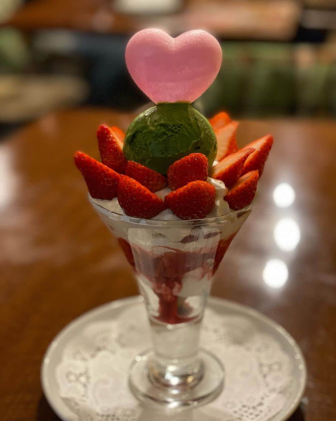 松本隆さんのインスタグラム写真 - (松本隆Instagram)「摂津本山のルッカで、デザートにイチゴのパフェ。隣の家族連れの姉妹がチラ見してた。ごめんね、おじいちゃんがこんな可愛いものを独りで食べてて。」2月25日 19時27分 - takashi_matsumoto_official