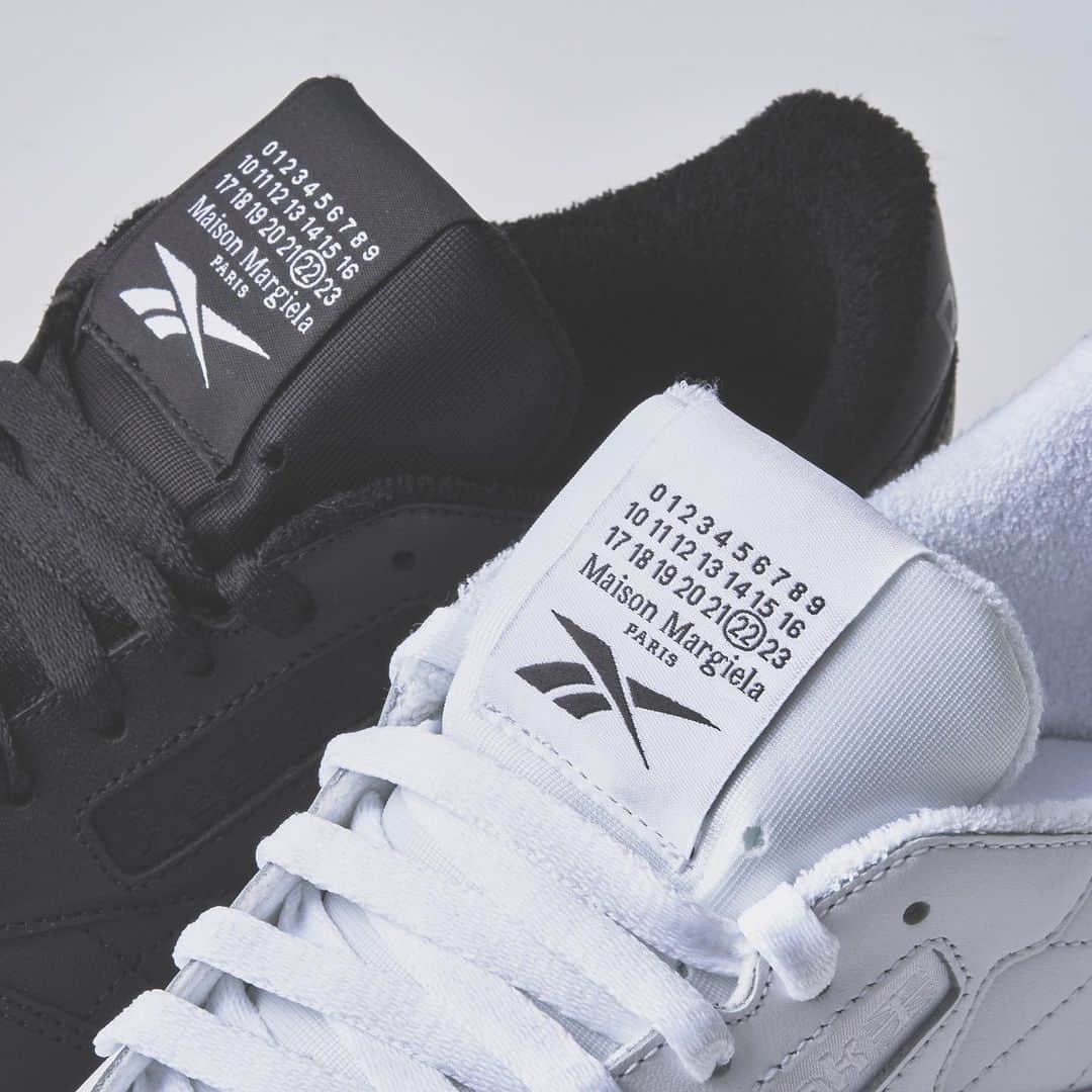 LOVELESS/GUILD PRIME 公式アカウントのインスタグラム：「「INFO」 Maison Margiela×Reebok wil be available from 26th Feb at LOVELESS AOYAMA.  Maison Margielaのアイコンシューズである「Tabi」とReebokの「Classic Leather」を融合した「Classic Leather Tabi」をラブレス青山にて明日2/26(金)に発売いたします。 ﻿ リーボックの定番モデル「クラシックレザー（Classic Leather）」をベースに、つま先にメゾン マルジェラの「タビ」のフォルムを取り入れたデザイン。また、製品には「Tabi」型のオリジナルコラボレーションソックスも付属しております。  Classic Leather Tabi  WHITE 38.5/41.0/42.0/43.0/44.0 BLACK 37.5/38.5/41.0/42.0/43.0/44.0 ¥35,200  [販売店舗] ラブレス青山 @loveless_aoyama   ‐ ご来店 / 販売に関する注意点 ‐ ※前日から路上等には並ぶことはご遠慮ください。 ※販売当日、混雑した場合には整理券を配布いたします。 ※整理券をお持ちでも、在庫がなくなり次第終了となり、ご購入いただけない場合がある旨をご了承ください。 ※表参道駅側入口から店の外壁に沿って10:30より店外にお並び頂けます。 ※1会計につき1足までとさせていただきます。 ※商品のお取り置き対応は致しません。また、お電話での代引き配送の受付は2月26日の13:00以降より承ります。  クリエイティブディレクターのジョン・ガリアーノは、今日の意識の高いエシカルな考え方とサイエンスを反映し、 アメリカのスポーツウェアスタジオのクラシックスニーカーと、フランスのオートクチュールアトリエのタイムレスなアイコンシューズを融合させました。  @maisonmargiela @reebok  #loveless #lovelessaoyama #loveless_select  #margielatabi #reebok #margielareebok #maisonmargielaxreebok  #maisonmargiela #margiela  #johngalliano #johngalliano  #women #men #unisex  #21ss #fashion #マルジェラ #メゾンマルジェラ #マルジェラリーボック  #メゾンマルジェラリーボック  #ラブレス #ラブレスセレクト #ラブレス青山」