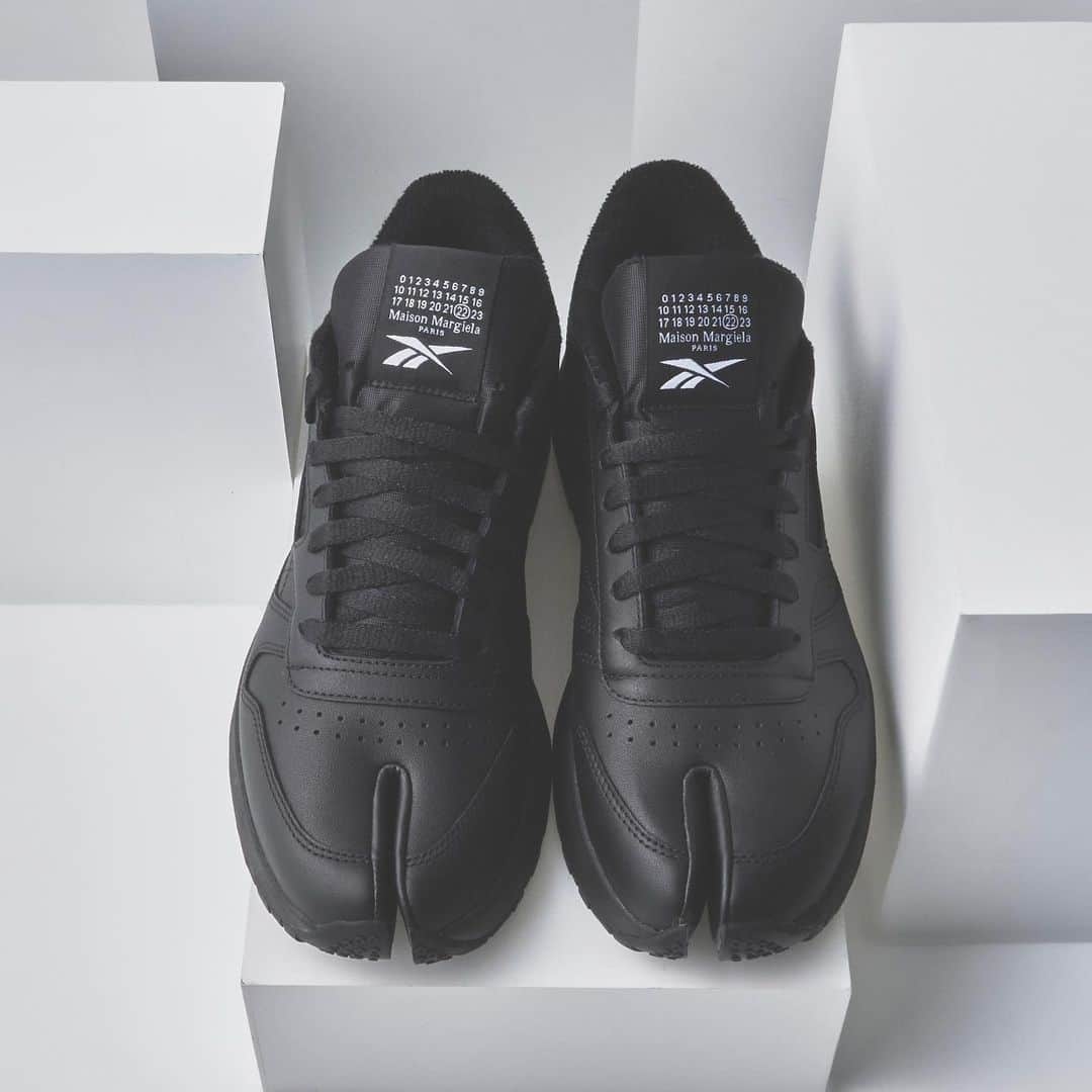 LOVELESS/GUILD PRIME 公式アカウントのインスタグラム：「「INFO」 Maison Margiela×Reebok wil be available from 26th Feb at LOVELESS AOYAMA.  Maison Margielaのアイコンシューズである「Tabi」とReebokの「Classic Leather」を融合した「Classic Leather Tabi」をラブレス青山にて明日2/26(金)に発売いたします。 ﻿ リーボックの定番モデル「クラシックレザー（Classic Leather）」をベースに、つま先にメゾン マルジェラの「タビ」のフォルムを取り入れたデザイン。また、製品には「Tabi」型のオリジナルコラボレーションソックスも付属しております。  Classic Leather Tabi  WHITE 38.5/41.0/42.0/43.0/44.0 BLACK 37.5/38.5/41.0/42.0/43.0/44.0 ¥35,200  [販売店舗] ラブレス青山 @loveless_aoyama   ‐ ご来店 / 販売に関する注意点 ‐ ※前日から路上等には並ぶことはご遠慮ください。 ※販売当日、混雑した場合には整理券を配布いたします。 ※整理券をお持ちでも、在庫がなくなり次第終了となり、ご購入いただけない場合がある旨をご了承ください。 ※表参道駅側入口から店の外壁に沿って10:30より店外にお並び頂けます。 ※1会計につき1足までとさせていただきます。 ※商品のお取り置き対応は致しません。また、お電話での代引き配送の受付は2月26日の13:00以降より承ります。  クリエイティブディレクターのジョン・ガリアーノは、今日の意識の高いエシカルな考え方とサイエンスを反映し、 アメリカのスポーツウェアスタジオのクラシックスニーカーと、フランスのオートクチュールアトリエのタイムレスなアイコンシューズを融合させました。  @maisonmargiela @reebok  #loveless #lovelessaoyama #loveless_select  #margielatabi #reebok #margielareebok #maisonmargielaxreebok  #maisonmargiela #margiela  #johngalliano #johngalliano  #women #men #unisex  #21ss #fashion #マルジェラ #メゾンマルジェラ #マルジェラリーボック  #メゾンマルジェラリーボック  #ラブレス #ラブレスセレクト #ラブレス青山」