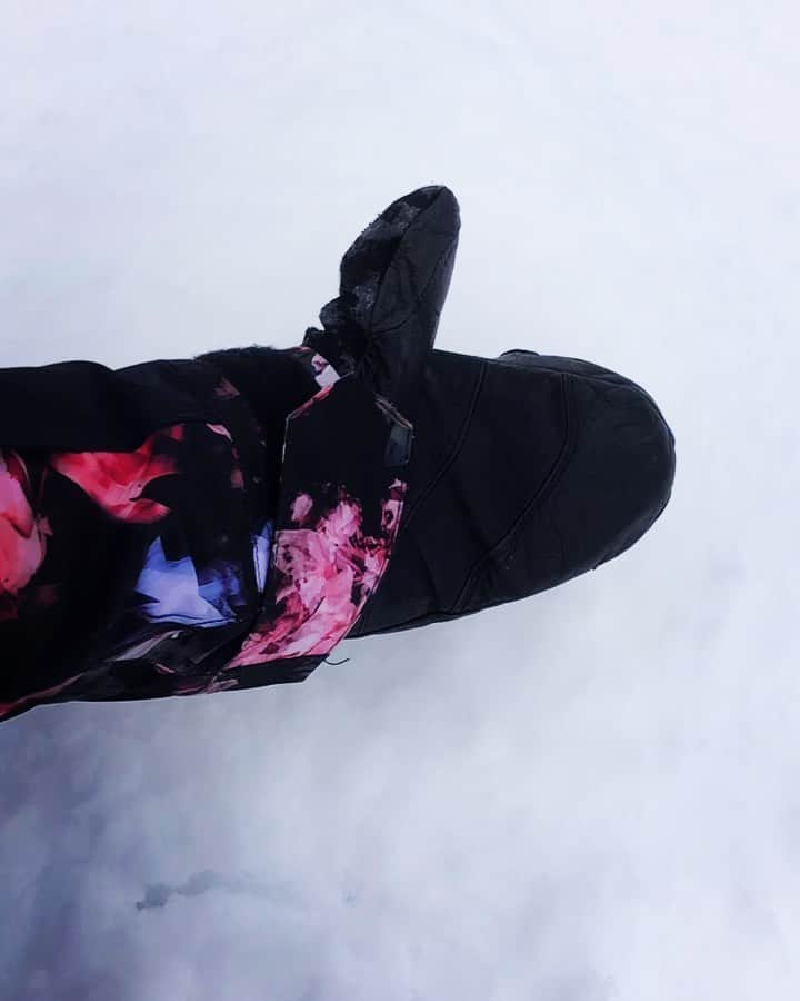 三星マナミのインスタグラム：「❄︎ ❄︎ C͜͡o͜͡m͜͡e͜͡ a͜͡g͜͡a͜͡i͜͡n͜͡ N͜͡O͜͡Z͜͡ P͜͡O͜͡W͜͡❄️  春になるにつれて Powder Snowの恵みを愛おしく思うのは私だけではないはず🤍  今シーズン まだ… 会えるよね🤍⁇  会いたいっ🤍 待ってる🤍  *:.＊.:*:｡∞｡:*:.＊.:*:｡∞｡:*:.＊.:* 2月28日は『雪の日』 *:.＊.:*:｡∞｡:*:.＊.:*:｡∞｡:*:.＊.:*  \\FM長野・ラジオ出演// 2/27『NAGANO SKI LIFE』最終回  今週末は『雪の日』 という事で、スピンオフスペシャルのゲストとしてお声掛け頂き  番組ナビゲーターであり全日本ナショナルデモンストレーターの @tomohideota さんとご一緒させて頂きました😊🎙  「雪なし県」と呼ばれる神奈川県横浜市で生まれ育った私。  なぜスキーと出会ったのか… 私が感じる雪の魅力… 私のミッション… オリンピックを目指したきっかけ… 今出来ること…  MANAMI SKI LIFE  語らせて頂いた貴重な時間。 素敵な機会頂き感謝です🙏  放送はYouTubeと連動したハイブリッド配信✨  @naganoskilife  是非、ご視聴下さい😊  #雪の日 #雪に感謝 #長野県 #信州 #信州スノーリゾート #信州スノーリゾートアンバサダー #naganoskilife #fm長野 #雪の力をあなたに #スピンオフ #最終回 #youtube同時配信 #上野眞奈美 #三星マナミ #ソチオリンピック ＃七転び八起きスタイル #スキー #スキー女子 #スキーハーフパイプ #ママになって目指した五輪という夢舞台 #ママアスリート #野沢温泉村 #オリンピア #16人目  #コンパスハウス」