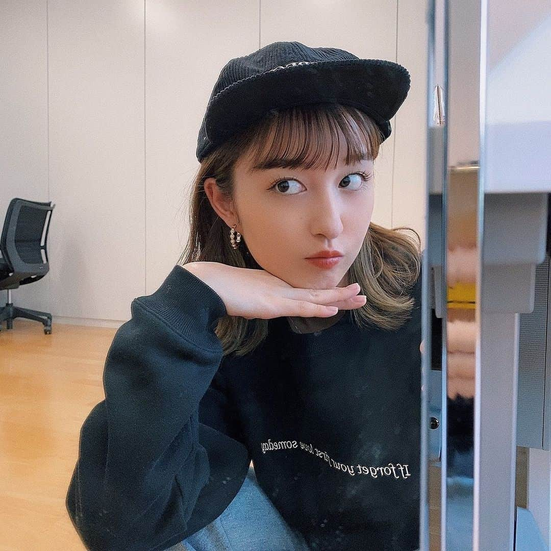 市野莉子さんのインスタグラム写真 - (市野莉子Instagram)「ちらっ👋🏻 今日の私服〜！！☺︎ ボーイッシュな感じ好き😚 ブランドはタグ付けするねっ  #りかりこ#双子#私服#服#今日のコーデ#帽子#ピアス#鏡越し#ファッション#コーディネート#followｍe#me#ootd」2月25日 19時33分 - riko_ichino