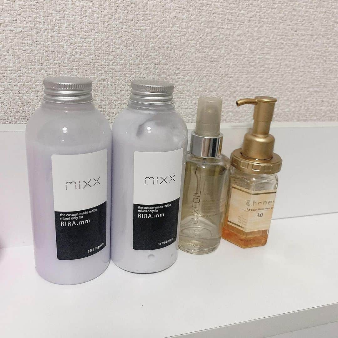 宮里莉羅さんのインスタグラム写真 - (宮里莉羅Instagram)「ずっーーと欲しくて、最近GETした「mixx｣のシャンプー・トリートメントと、いつもお風呂上がりにヘアケアとして使ってる「＆Honey」と「リュクスオイル」( ◜︎◡︎◝︎ )  シャンプーとリンスはオーダメイドで色々と調合してつくったので、私だけの世界にひとつだけのものー！！  可愛すぎ💎✨  あとは、ヘアケアグッズオタクなので他にも使ってるのはあるんだけど、 オススメがあれば是非教えて下ださい🙂  #mixx#mixxシャンプー #オーダーメイドシャンプー#sponsored #follop#ヘアケア#ヘアオイル#アンドハニー#リュクスオイル」2月25日 19時34分 - ranrin0403