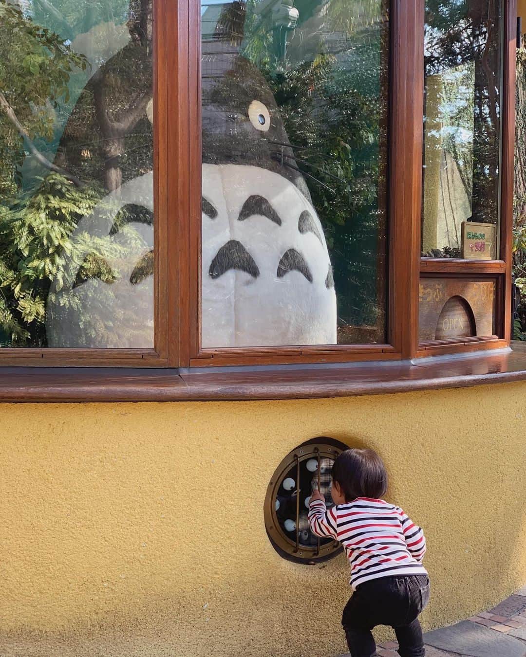 Remiさんのインスタグラム写真 - (RemiInstagram)「Hello my neighbor Totoro🤍 2歳を迎える娘の思い出作りに、大好きなトトロに会いにジブリ美術館へ🌳 トトロを見つけるなり大興奮で駆け寄り、まっくろくろすけを見つけて喜ぶ後ろ姿がまたたまらない🤤💓(3枚目)  子供達の嬉しそうな姿も見れて、大人もジブリの世界を堪能できて、良い思い出になりました👒🌿  #トトロ #ジブリ美術館 #三鷹の森ジブリ美術館 #となりのトトロ #myneighbortotoro」2月25日 19時34分 - remi_912