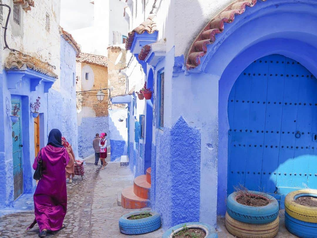 田島知華さんのインスタグラム写真 - (田島知華Instagram)「【Morocco🇲🇦Chefchaouen】 モロッコに行って可愛いデザインの建物を見たい、モロッカン雑貨を買い漁りたい、タジン食べたい、スパイスの香りに包まれたい。  「また海外旅行が行けるようになったら最初にどこ行きたい？」って会話になることが最近多いけど、モロッコもいいなぁ。 Copyright © TAJIHARU  PENTAX K-1 MarkⅡ  HD PENTAX-D FA 15-30mmF2.8ED SDM WR HD PENTAX-D FA 28-105mmF3.5-5.6ED DC WR _ #たじはるトリップ #海外ひとり旅ガールの便利帖 #TAJIHARU_morocco #モロッコ #シャウエン #女子旅 #旅ガール #カメラ女子 #morocco #chefchaouen #chaouen #africa #igerseurope #igersmorocco #topmoroccophoto #visitmorocco #wonderful_places #beautifuldestinations #beautifulplace #earthpix #discoverglobe #discoverearth #awesome_phototrip」2月25日 19時34分 - haruka_tajima