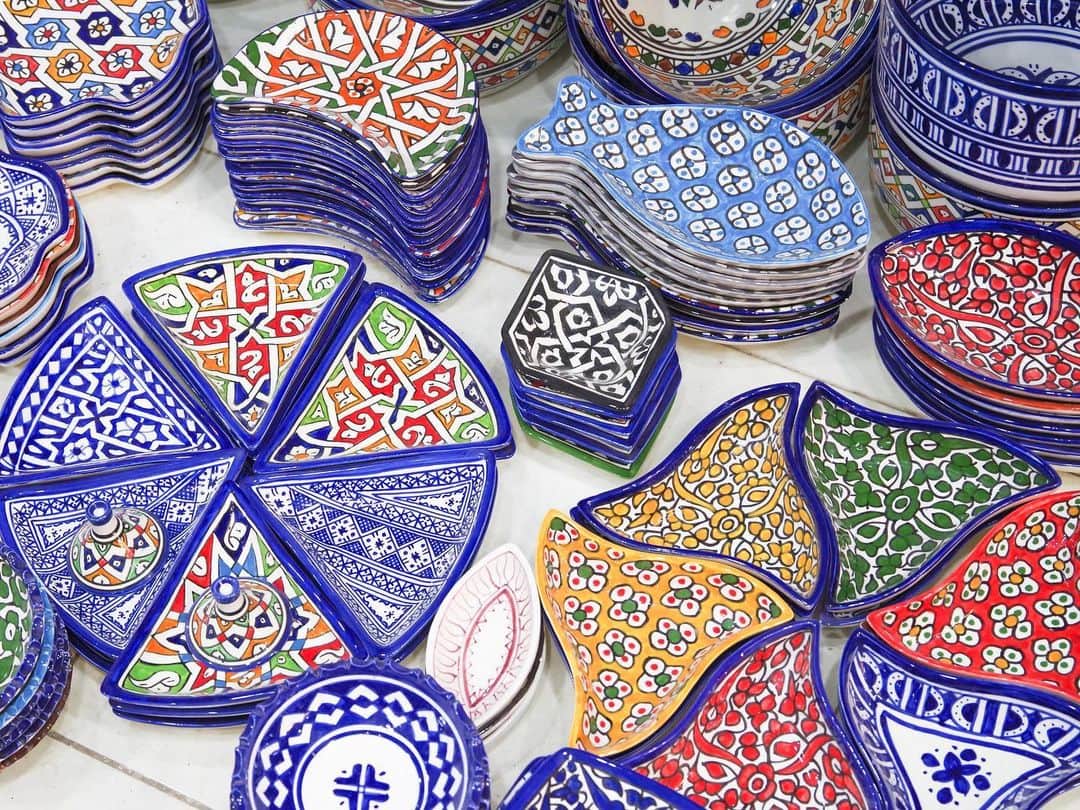 田島知華さんのインスタグラム写真 - (田島知華Instagram)「【Morocco🇲🇦Chefchaouen】 モロッコに行って可愛いデザインの建物を見たい、モロッカン雑貨を買い漁りたい、タジン食べたい、スパイスの香りに包まれたい。  「また海外旅行が行けるようになったら最初にどこ行きたい？」って会話になることが最近多いけど、モロッコもいいなぁ。 Copyright © TAJIHARU  PENTAX K-1 MarkⅡ  HD PENTAX-D FA 15-30mmF2.8ED SDM WR HD PENTAX-D FA 28-105mmF3.5-5.6ED DC WR _ #たじはるトリップ #海外ひとり旅ガールの便利帖 #TAJIHARU_morocco #モロッコ #シャウエン #女子旅 #旅ガール #カメラ女子 #morocco #chefchaouen #chaouen #africa #igerseurope #igersmorocco #topmoroccophoto #visitmorocco #wonderful_places #beautifuldestinations #beautifulplace #earthpix #discoverglobe #discoverearth #awesome_phototrip」2月25日 19時34分 - haruka_tajima