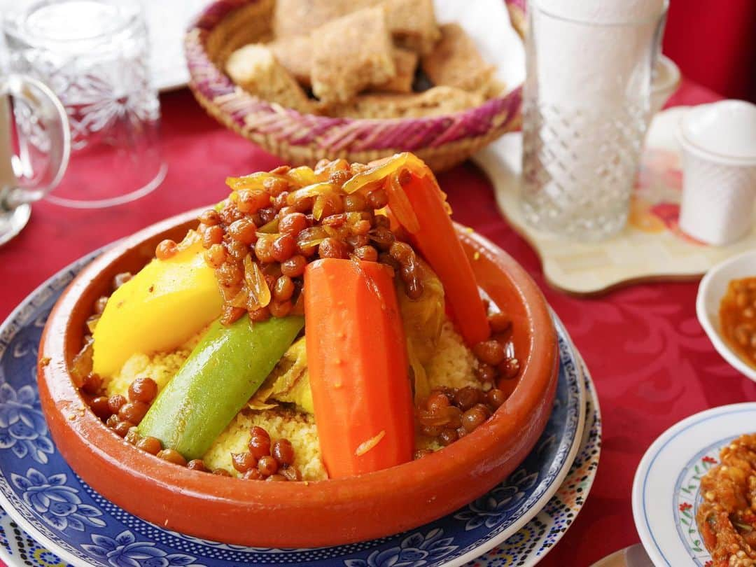 田島知華さんのインスタグラム写真 - (田島知華Instagram)「【Morocco🇲🇦Chefchaouen】 モロッコに行って可愛いデザインの建物を見たい、モロッカン雑貨を買い漁りたい、タジン食べたい、スパイスの香りに包まれたい。  「また海外旅行が行けるようになったら最初にどこ行きたい？」って会話になることが最近多いけど、モロッコもいいなぁ。 Copyright © TAJIHARU  PENTAX K-1 MarkⅡ  HD PENTAX-D FA 15-30mmF2.8ED SDM WR HD PENTAX-D FA 28-105mmF3.5-5.6ED DC WR _ #たじはるトリップ #海外ひとり旅ガールの便利帖 #TAJIHARU_morocco #モロッコ #シャウエン #女子旅 #旅ガール #カメラ女子 #morocco #chefchaouen #chaouen #africa #igerseurope #igersmorocco #topmoroccophoto #visitmorocco #wonderful_places #beautifuldestinations #beautifulplace #earthpix #discoverglobe #discoverearth #awesome_phototrip」2月25日 19時34分 - haruka_tajima